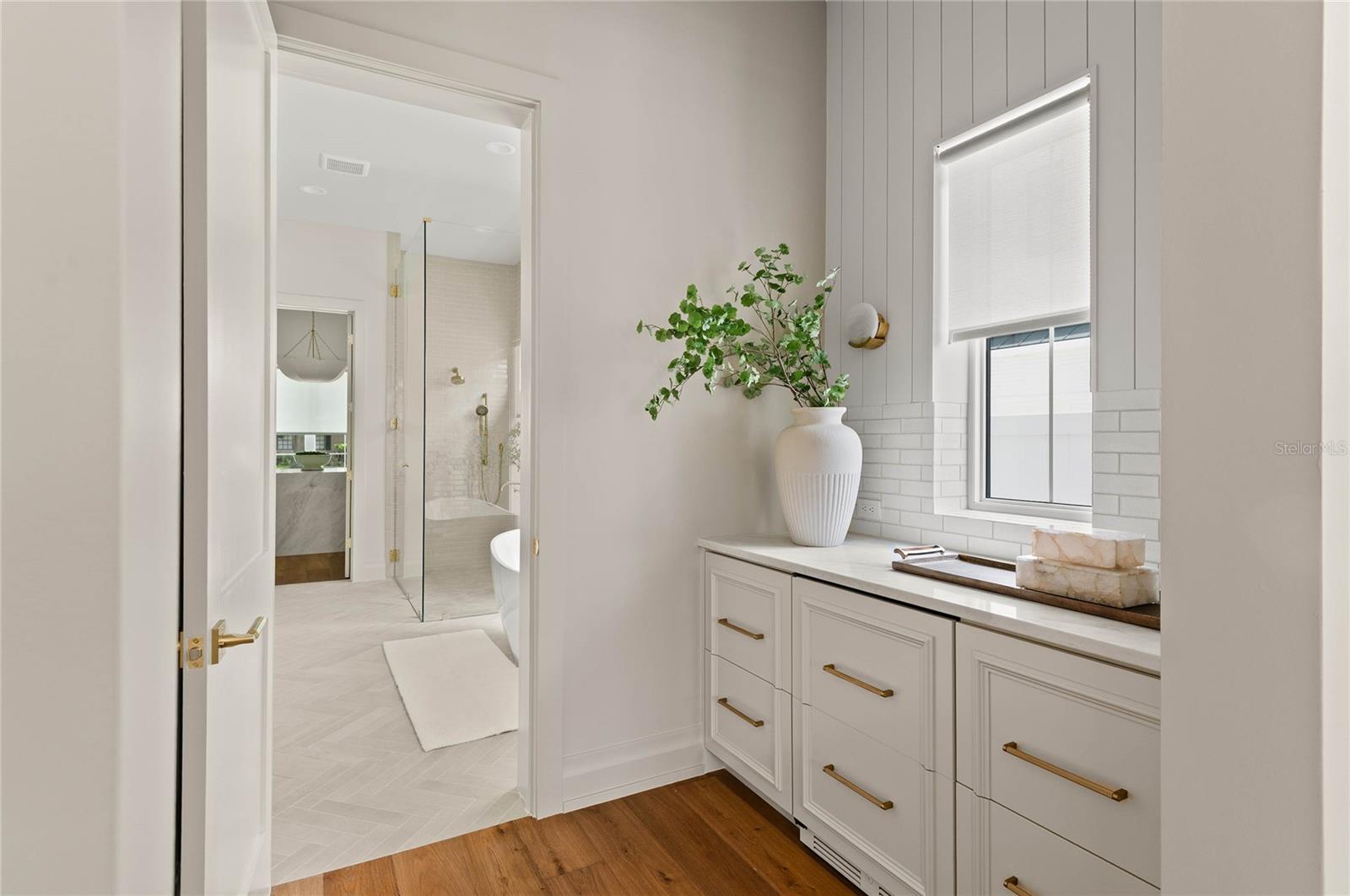 BEVERLY SHORES - Residential