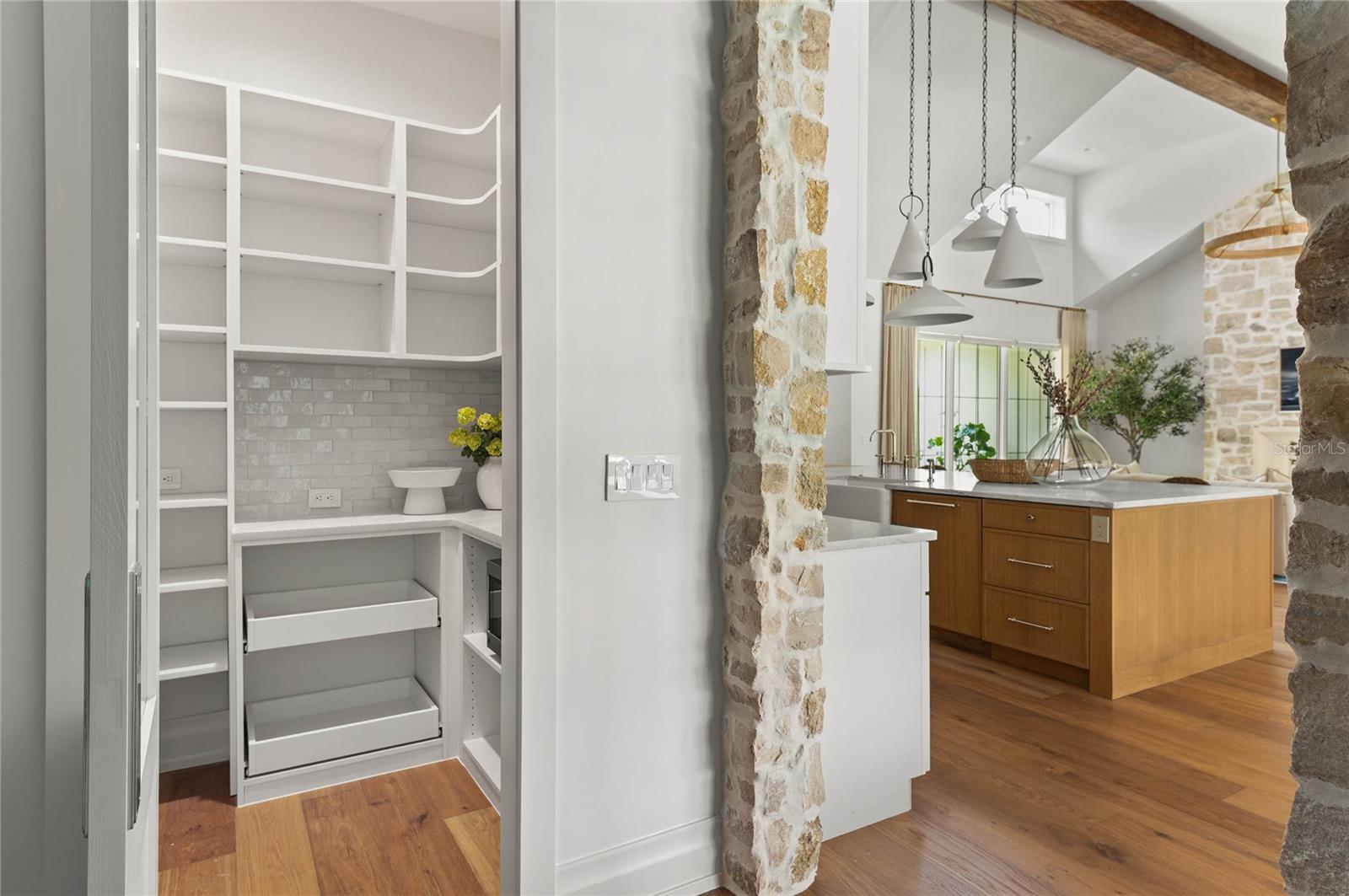 BEVERLY SHORES - Residential