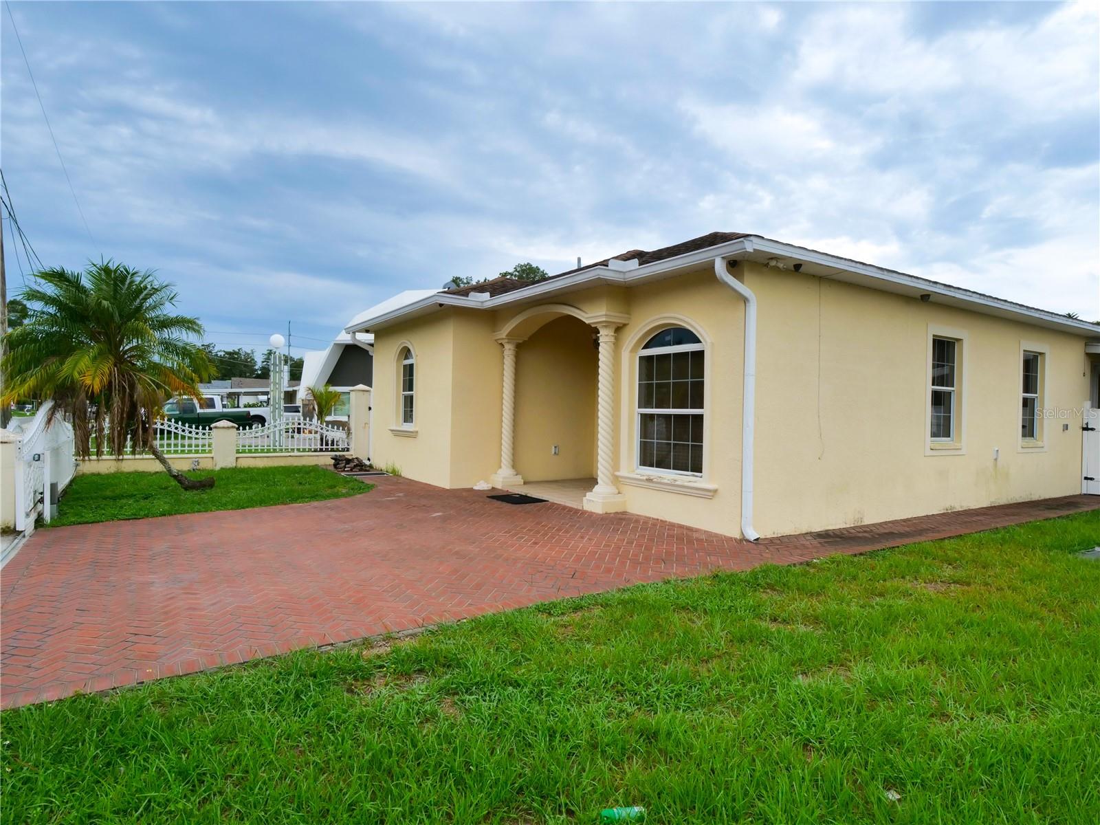 PINECREST VILLA - Residential