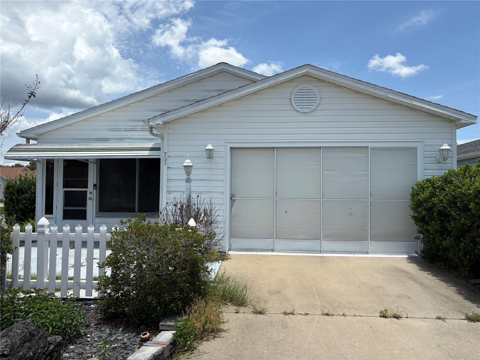 Fantastic opportunity for investors, home owners or snowbirds to own a 2 bedroom 2 bath Villa in an ideal location. Just 4 minutes to Spanish Springs and 8 minutes to Lake Sumter Landing. The enclosed lanai offers a perfect place to enjoy your morning coffee, read a book or socialize with your neighbors year round.  Stainless steel appliances and luxury vinyl flooring. The rooms are bright and airy awaiting your special touches to make it home. 441/27 is just up the road with its abundance of shops, DIY outlets, restaurants, hospital, doctors offices and so much more! HURRY - This NO BOND home in this area will not last at this price.