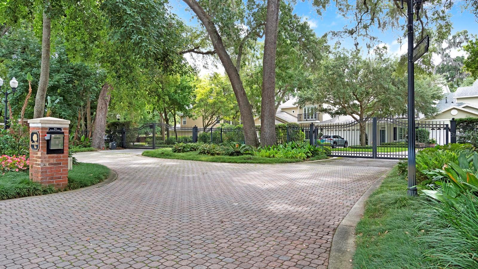 COUNTRY CLUB OAKS TWNHMS - Residential
