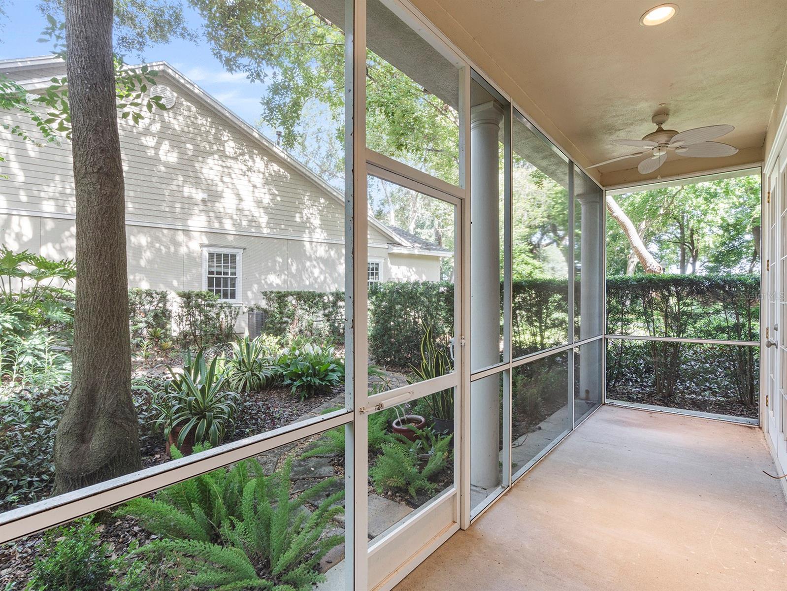 COUNTRY CLUB OAKS TWNHMS - Residential