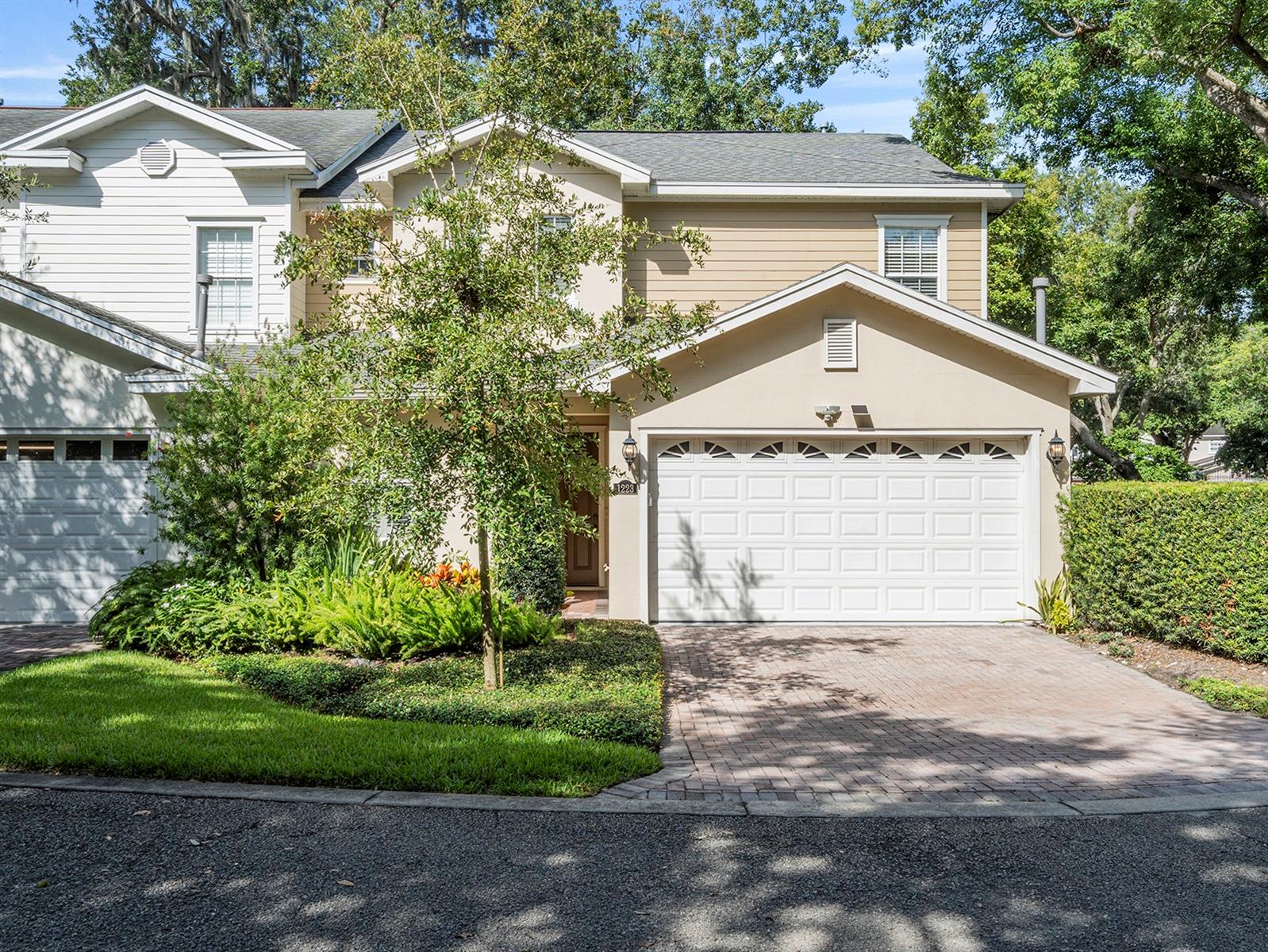COUNTRY CLUB OAKS TWNHMS - Residential