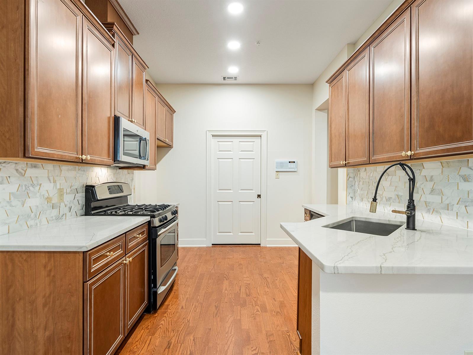 COUNTRY CLUB OAKS TWNHMS - Residential