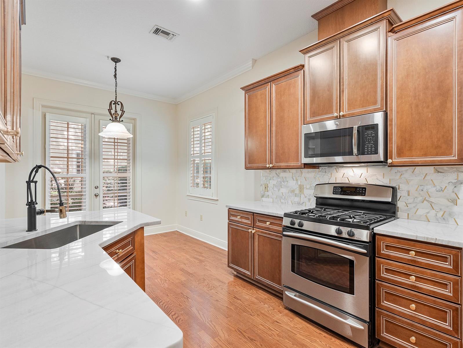 COUNTRY CLUB OAKS TWNHMS - Residential