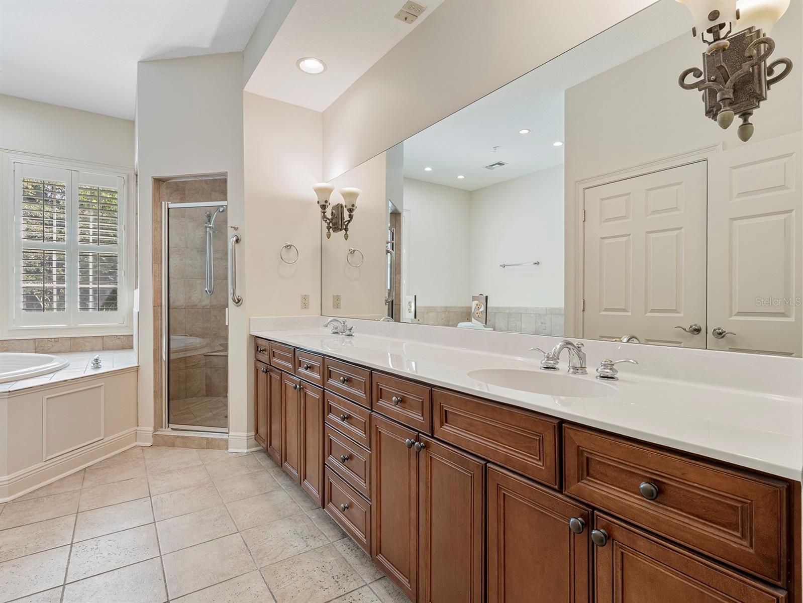 COUNTRY CLUB OAKS TWNHMS - Residential