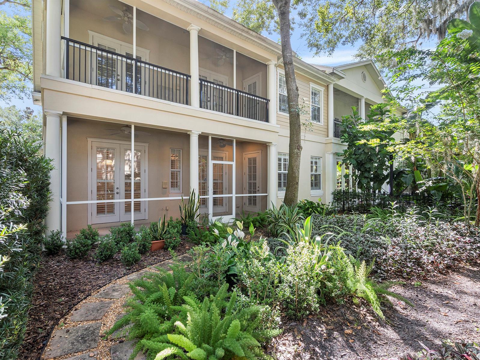 COUNTRY CLUB OAKS TWNHMS - Residential