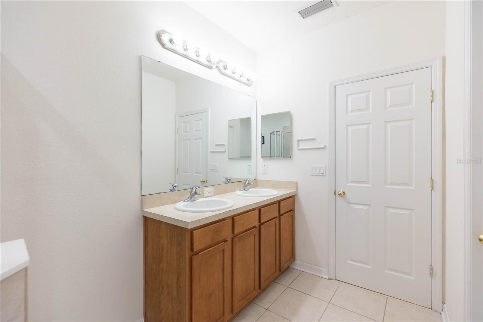 AMBERLY OAKS TWNHMS - Residential