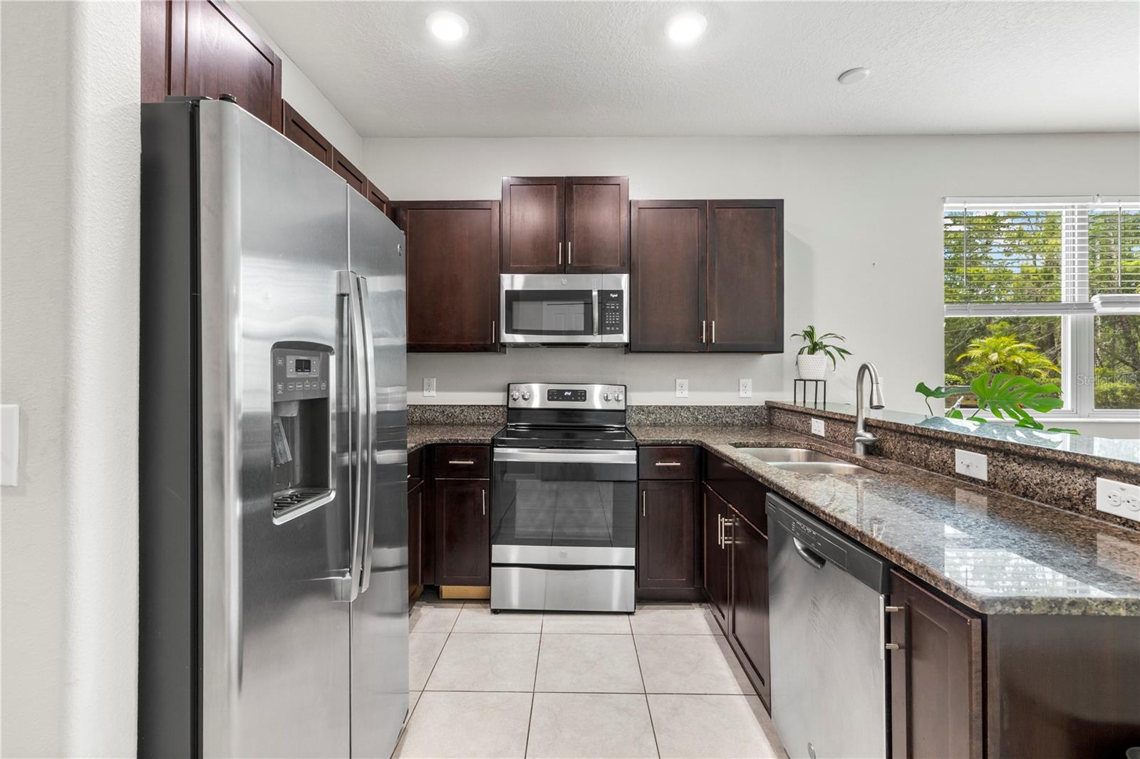 VENTANA TWNHMS AT WATERS EDGE - Residential