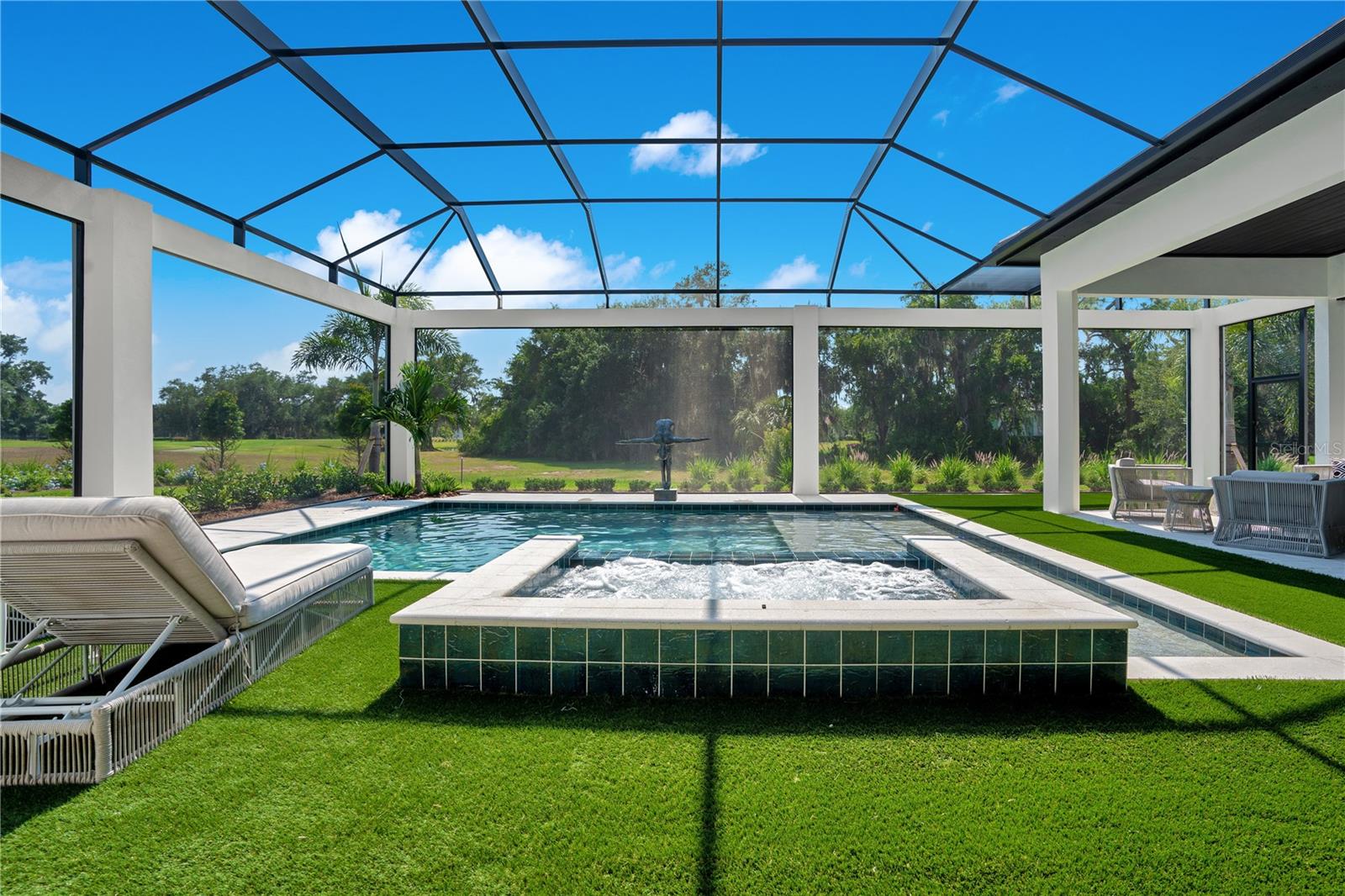FOUNDERS CLUB - Residential