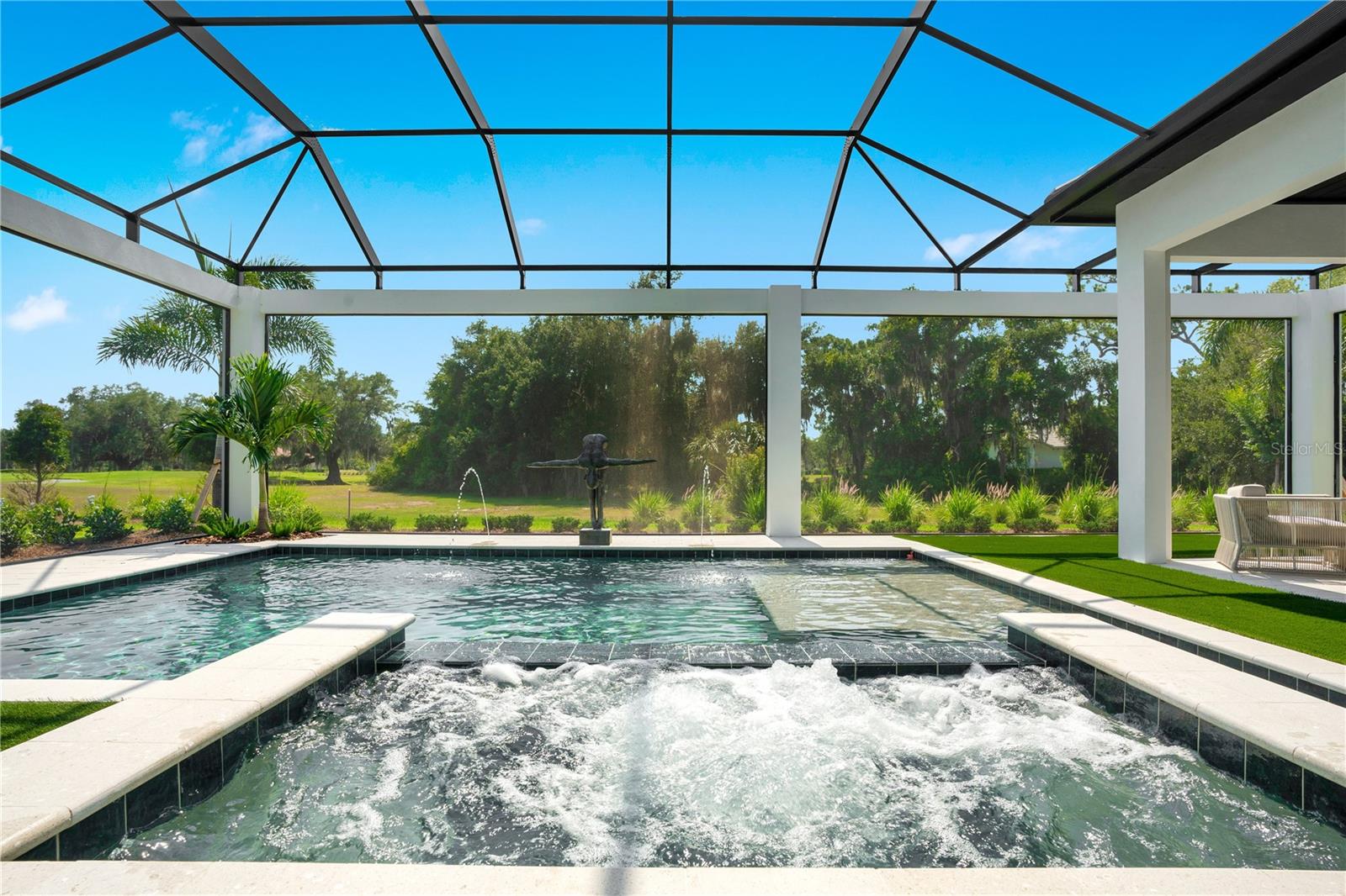 FOUNDERS CLUB - Residential