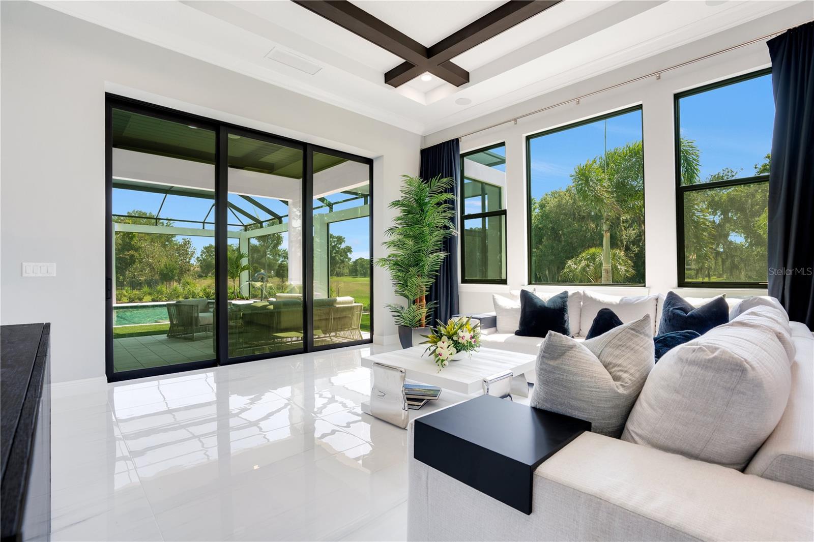 FOUNDERS CLUB - Residential