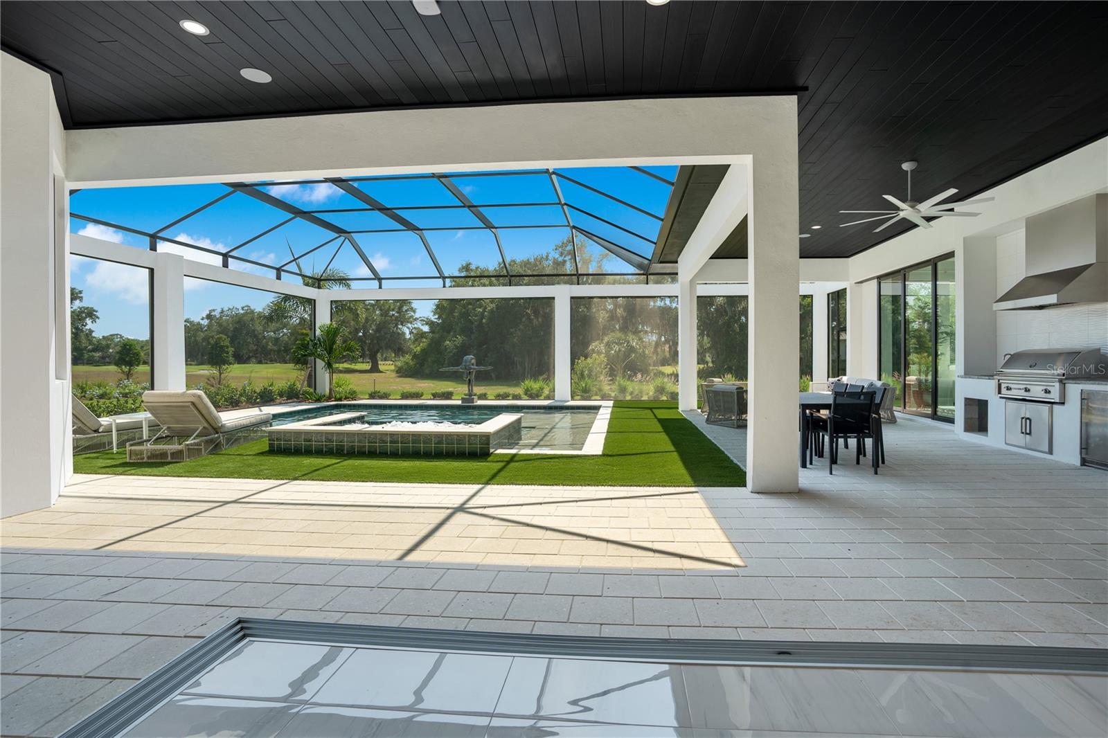 FOUNDERS CLUB - Residential