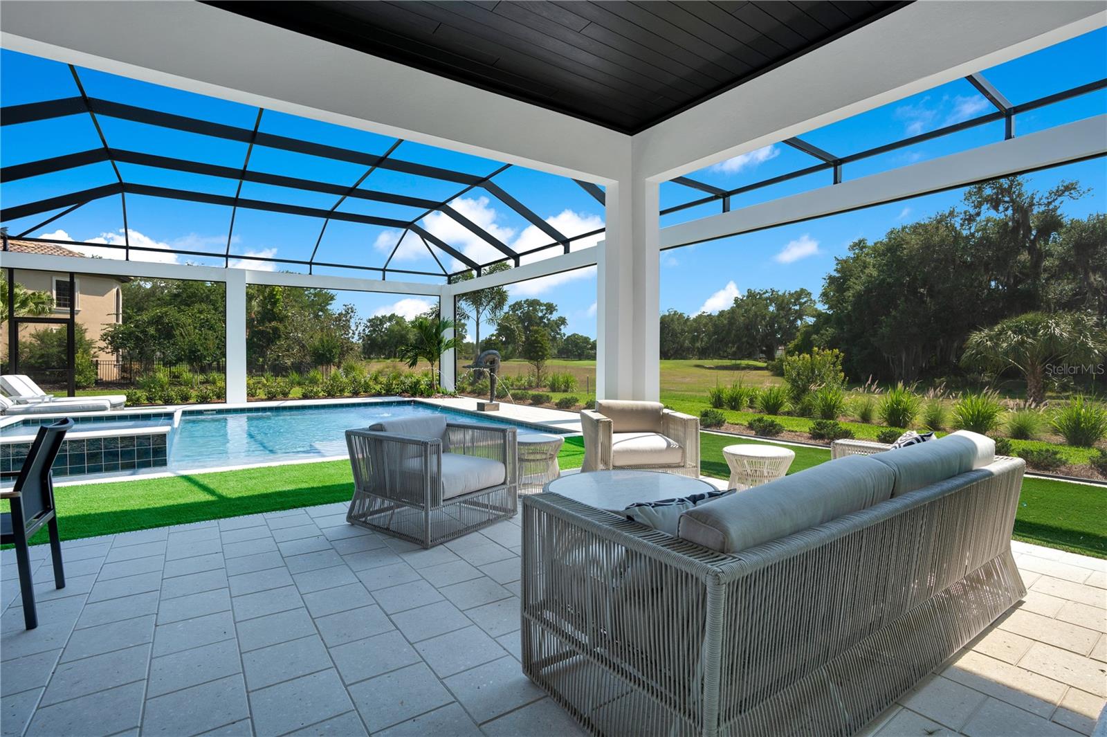 FOUNDERS CLUB - Residential