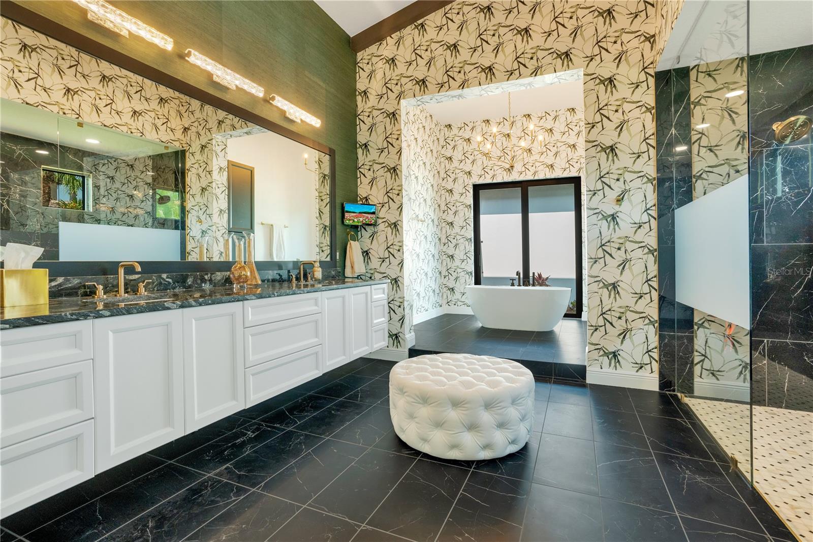 FOUNDERS CLUB - Residential