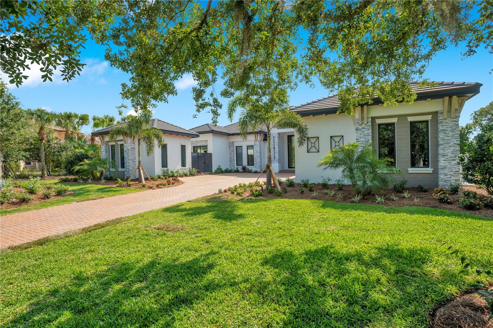 FOUNDERS CLUB - Residential