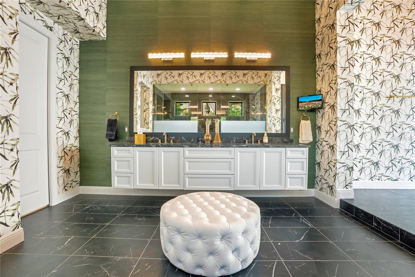 FOUNDERS CLUB - Residential