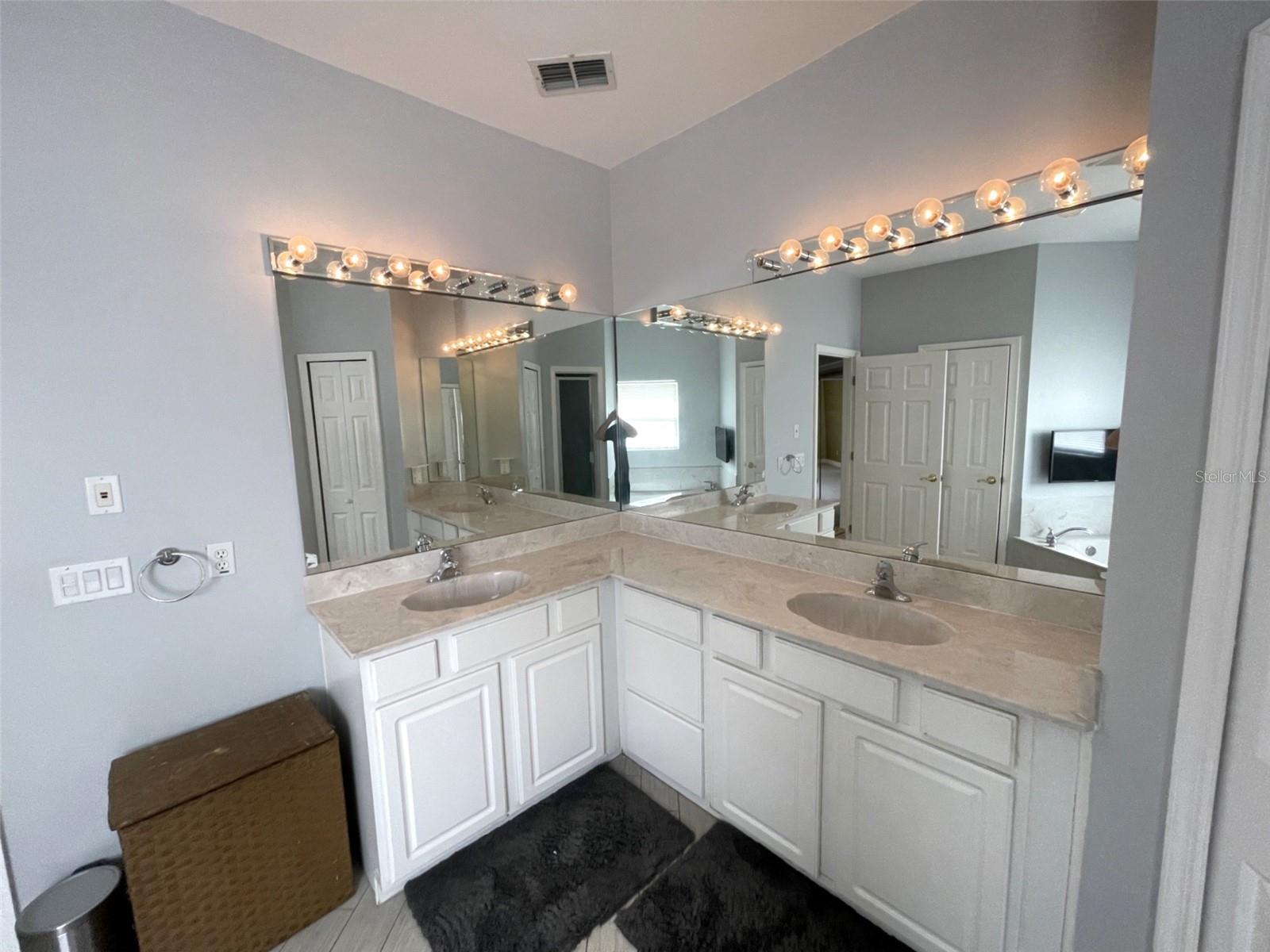 WEKIWA HILLS FIRST ADD - Residential