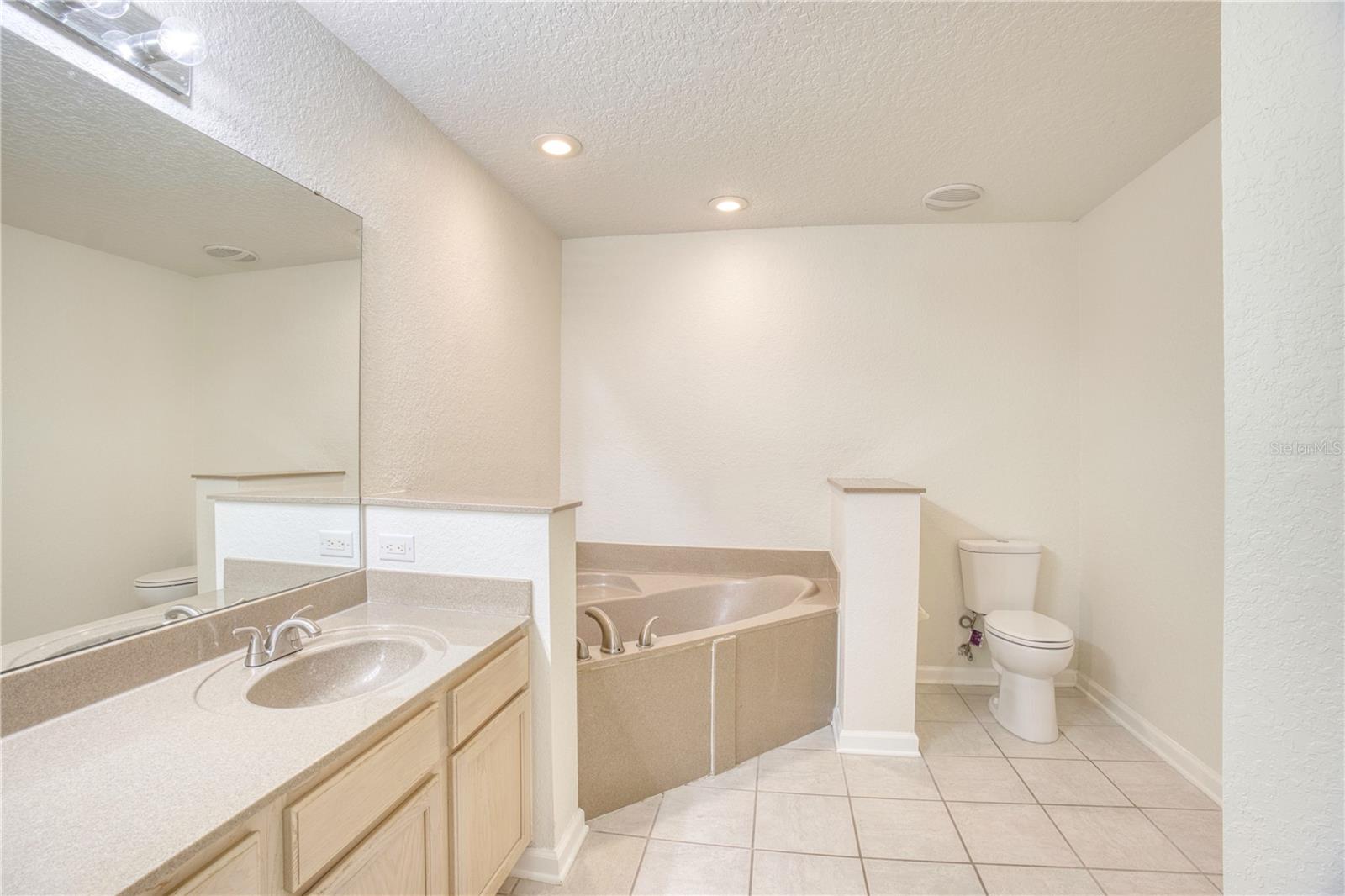 PHILLIPS BAY CONDO PH 02 OR 5723/2465 - Residential Lease