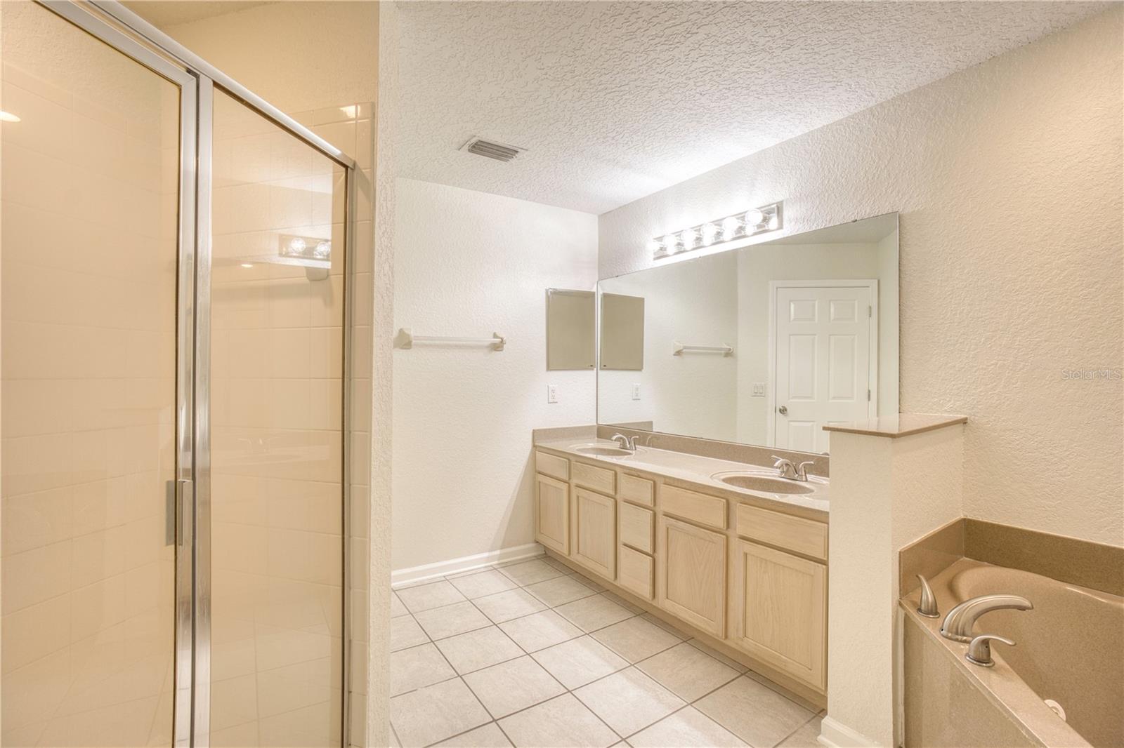 PHILLIPS BAY CONDO PH 02 OR 5723/2465 - Residential Lease