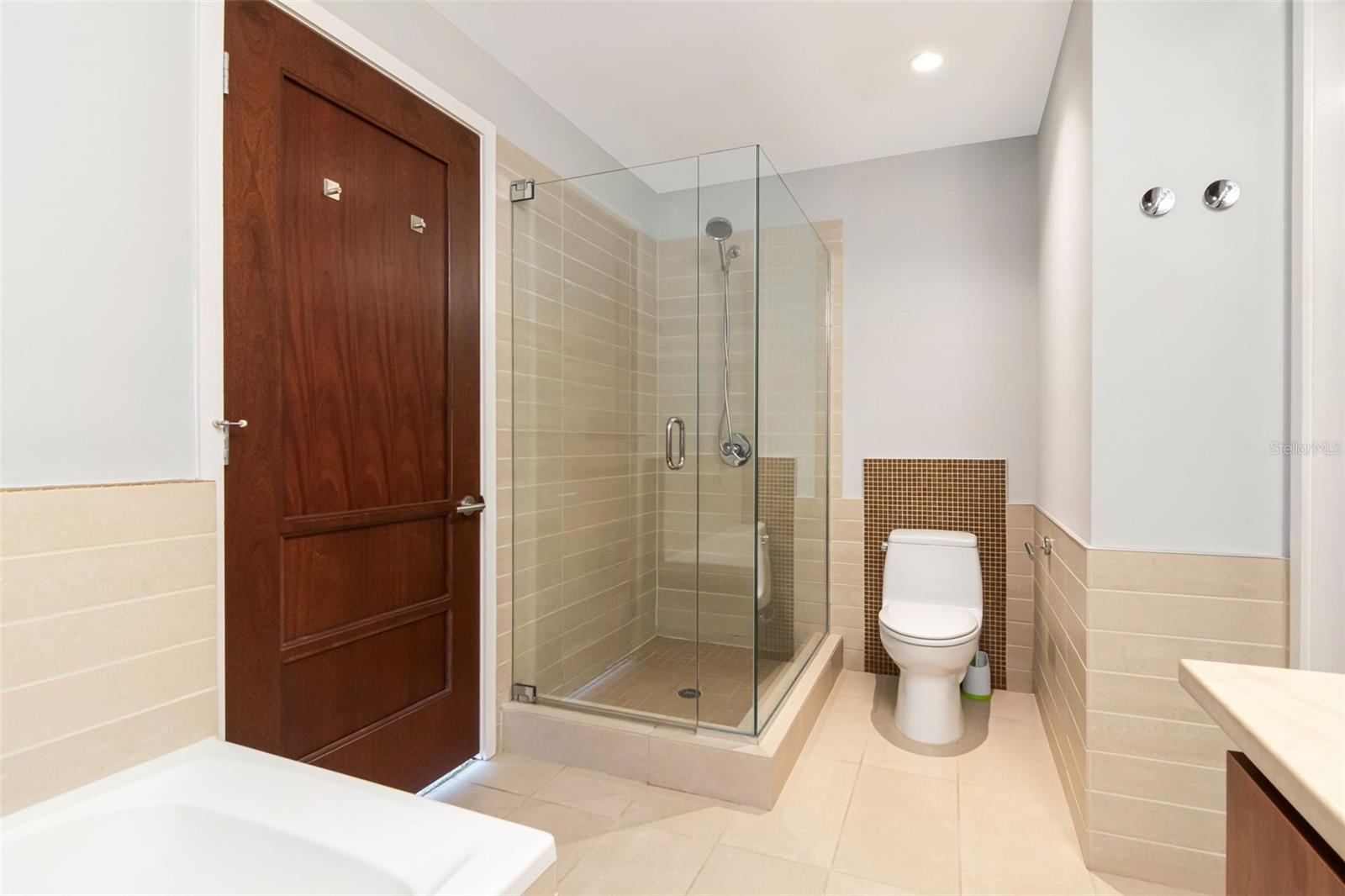 THE PLACE AT CHANNELSIDE A CON - Residential