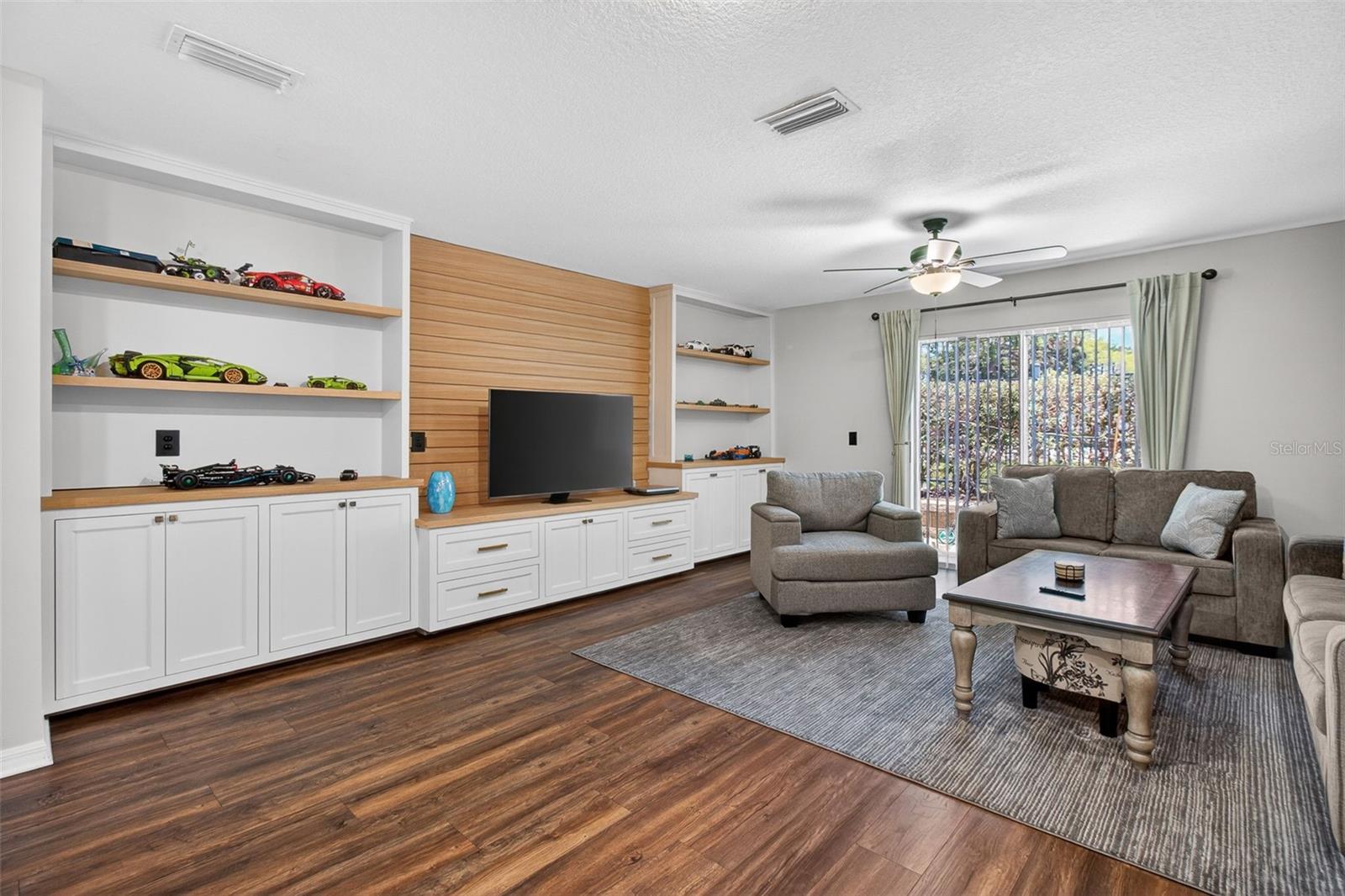 SUNSET POINTE TWNHMS - Residential