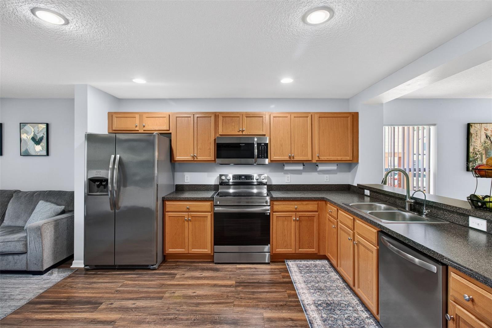 SUNSET POINTE TWNHMS - Residential