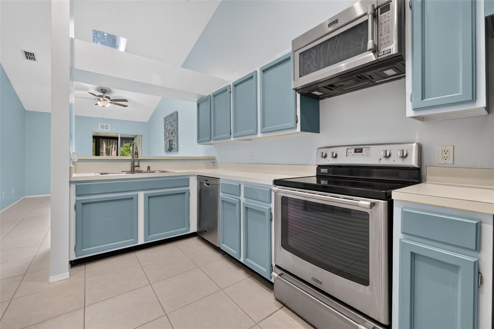 TOWNHOMES OF COUNTRY RUN PH - Residential