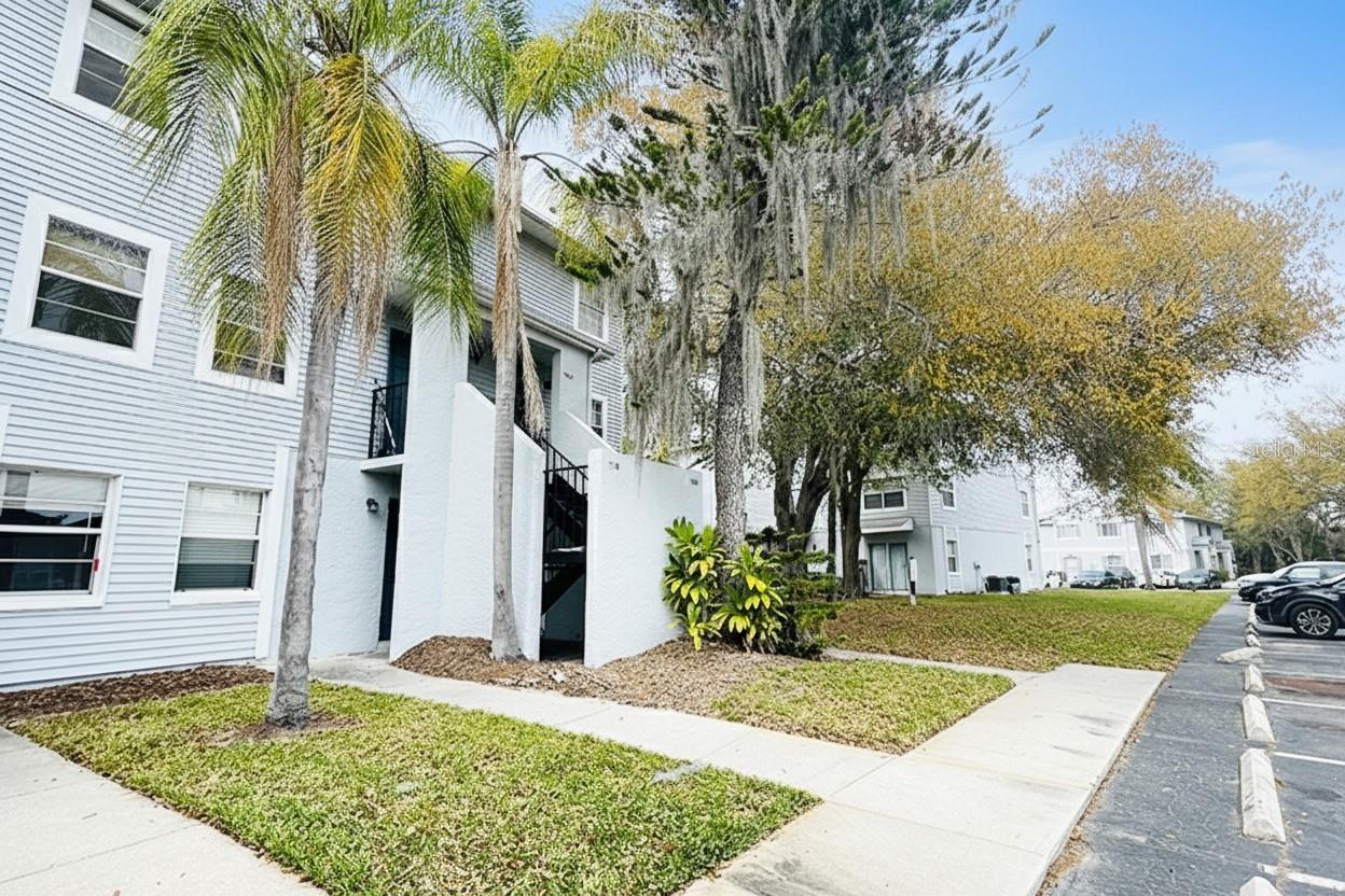 Don’t miss this exceptional opportunity to own a beautifully maintained 1-bedroom, 1-bathroom condo in a highly sought-after gated community! In excellent condition, this unit is perfect for both living or renting out. Enjoy fantastic amenities, including a playground, pool, boat storage, and breathtaking views of the Hillsborough River. The tranquil setting and prime location provide the ideal balance of comfort and convenience, with easy access to shopping, dining, and entertainment. Whether you're an investor or a homeowner, this property offers tremendous value and won’t last long. Schedule your showing today!