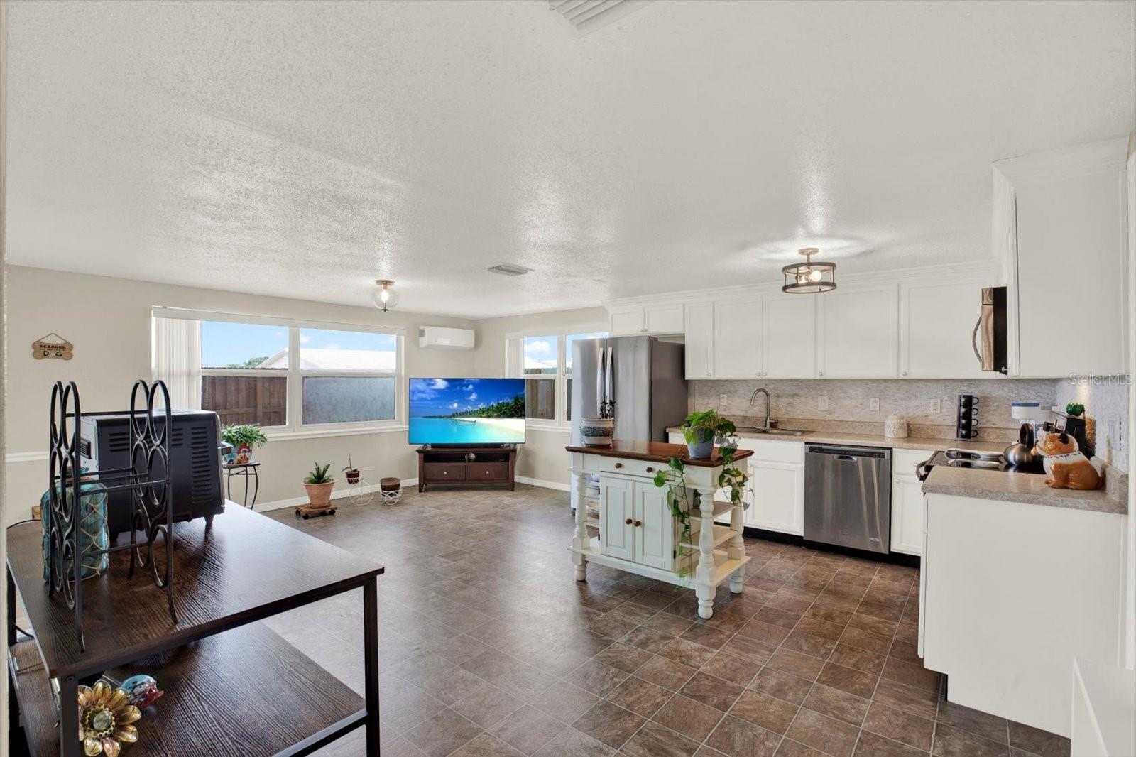 COLONIAL HILLS - Residential