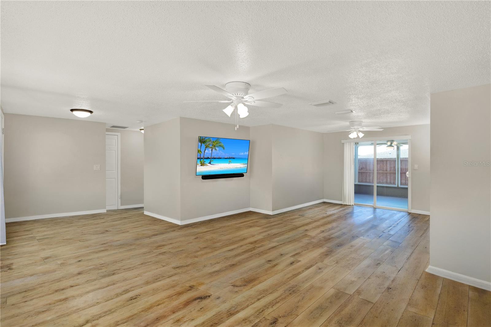 COLONIAL HILLS - Residential