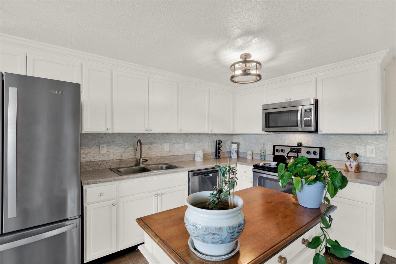 COLONIAL HILLS - Residential