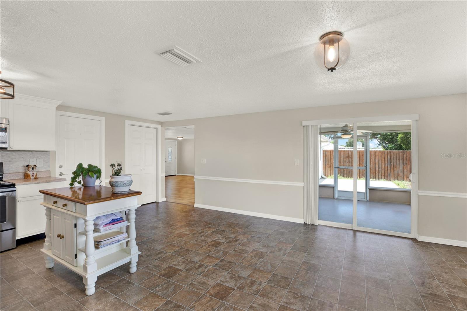 COLONIAL HILLS - Residential