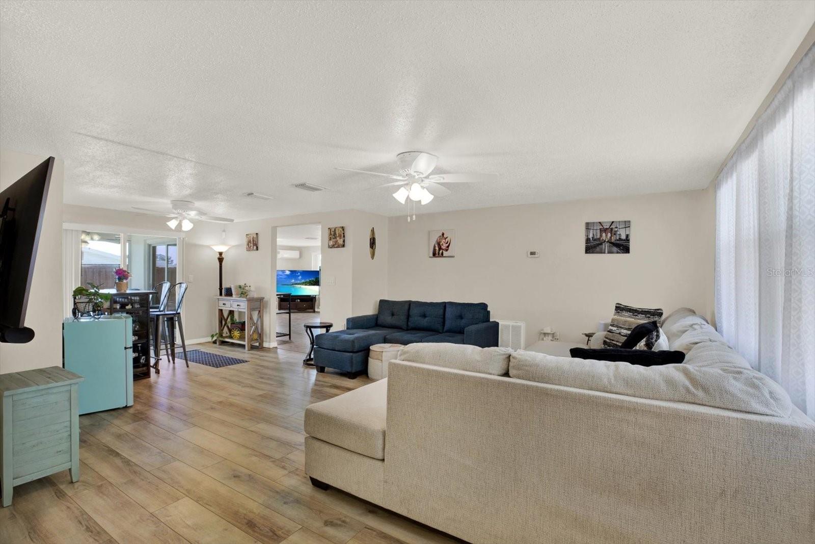 COLONIAL HILLS - Residential