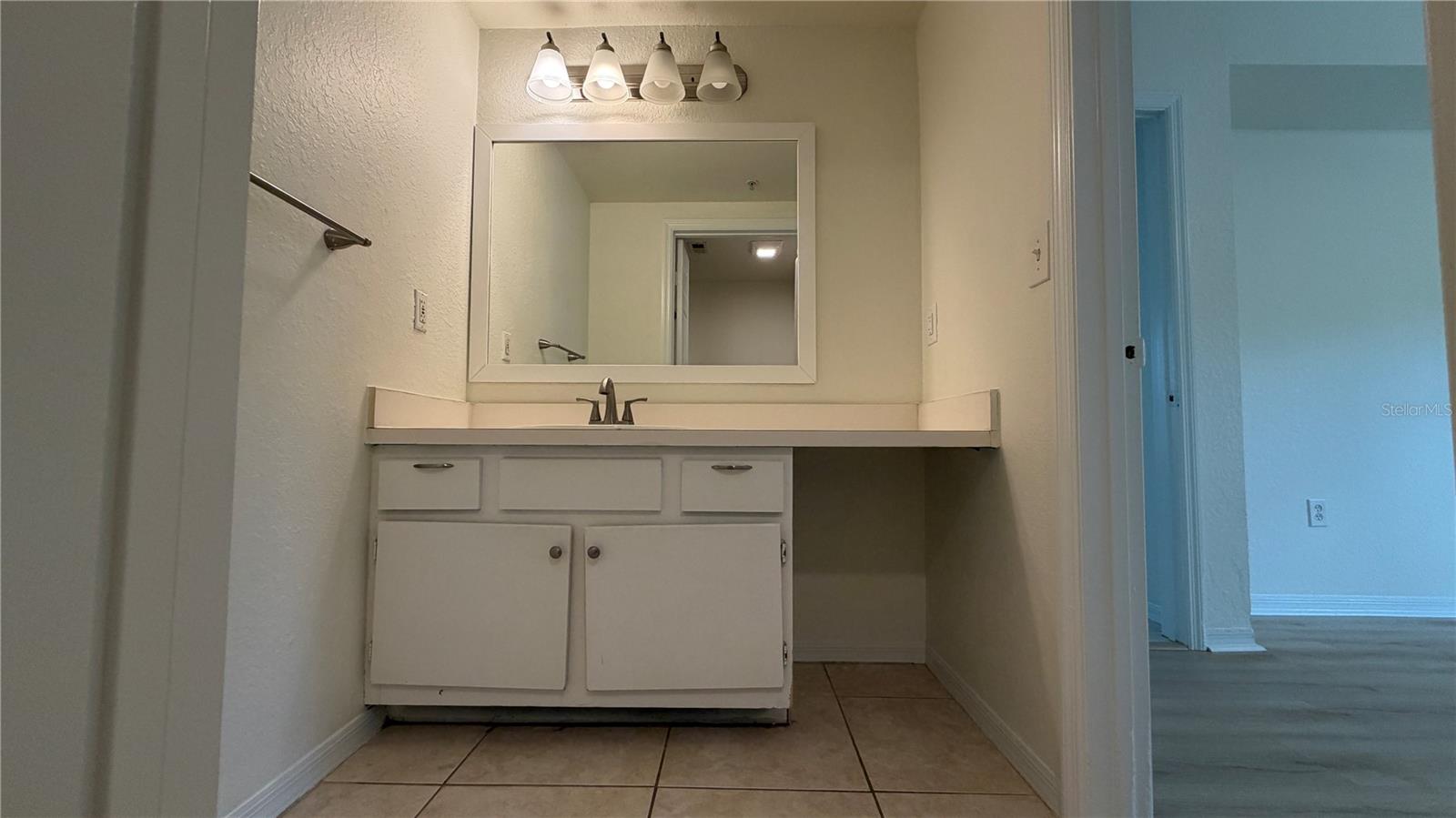 TIDES/PELICAN LNDG BLDG 10 - Residential Lease