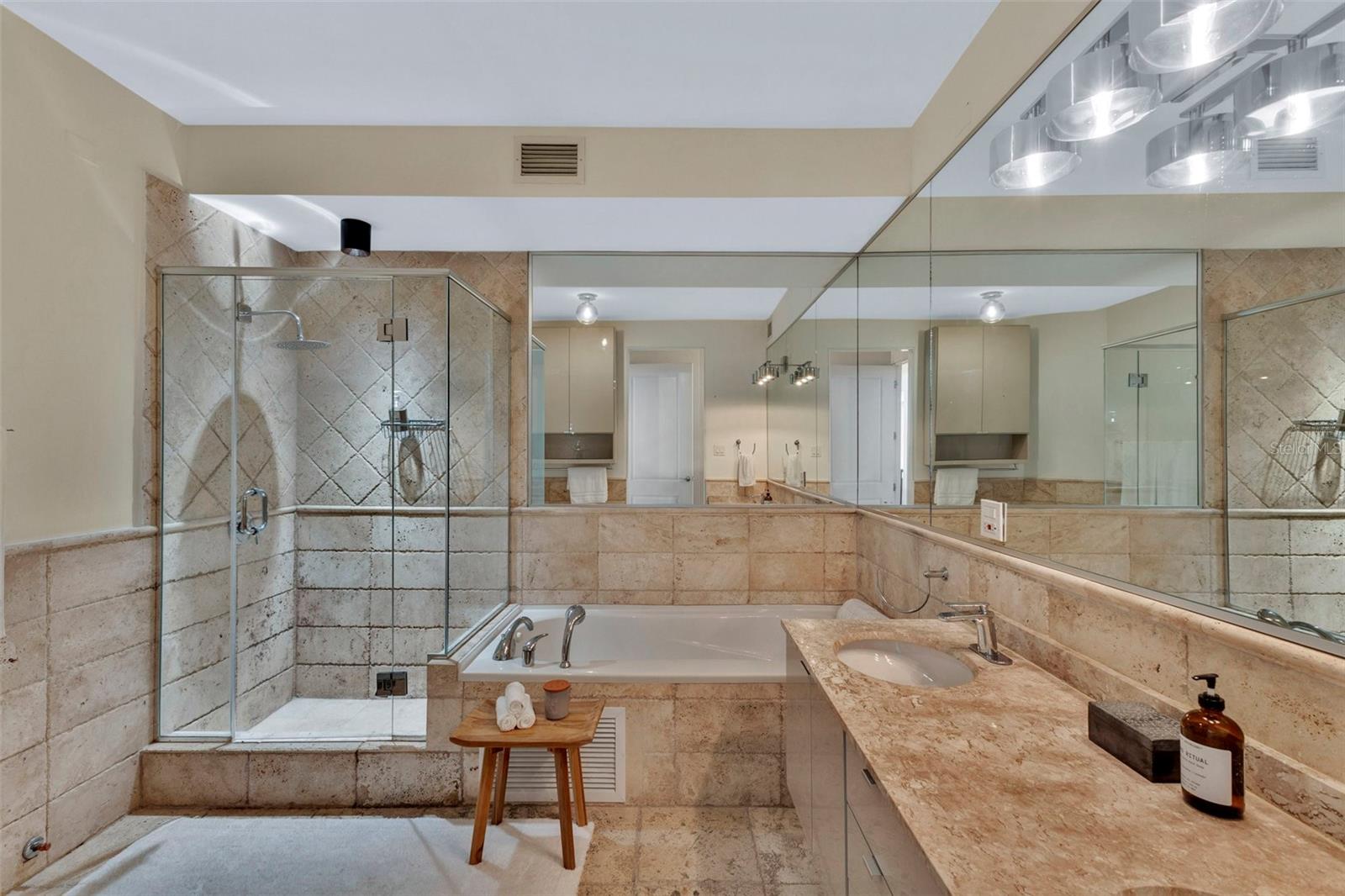 COND TREASURE POINT - Residential