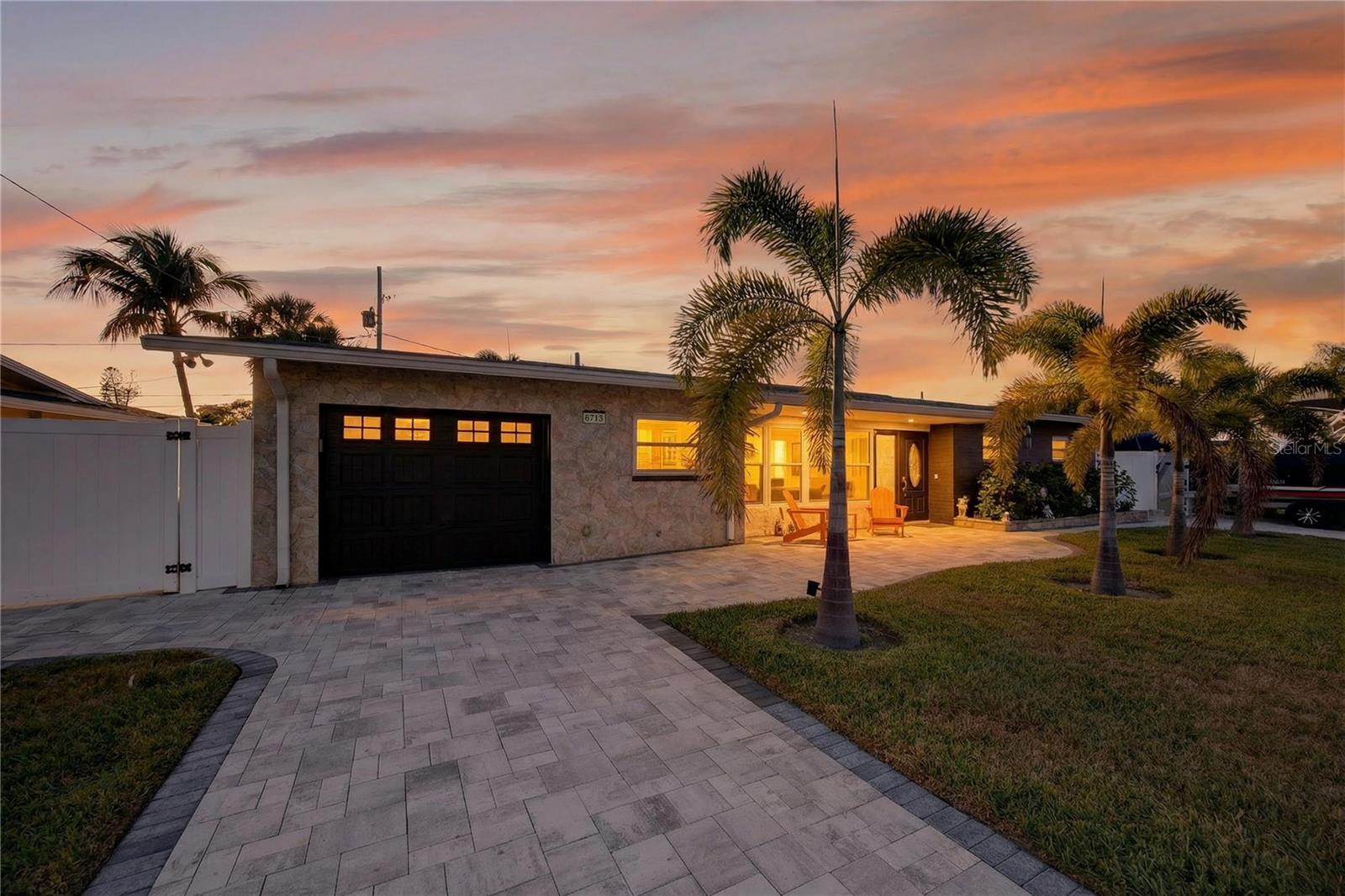 MAXIMO MOORINGS - Residential