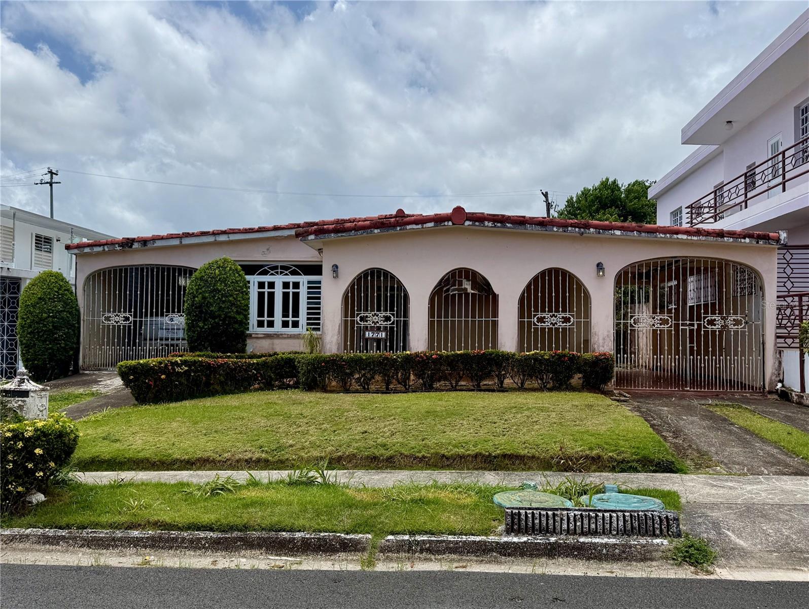 Excellent opportunity to own a single-story residence in the highly desirable College Park community in San Juan. Situated on a 500 m² lot (approximately 5,382 sq. ft.), this property offers approximately 1,500 sq. ft. of living area and features 3 bedrooms, 2 bathrooms, a balcony, and covered parking for up to 3 vehicles.
Located within a gated community with 24/7 security and controlled access, College Park is one of the most centrally located neighborhoods in the metropolitan area. The property is directly across from Academia María Reina and minutes from Colegio San Ignacio de Loyola, Centro Médico, Hospital de Veteranos, Tren Urbano, San Francisco shopping center, restaurants, and major highways. With a low HOA fee of just $45 monthly, this property presents an excellent opportunity for buyers seeking a prime location, a spacious lot, and the ability to update and customize a home in one of San Juan’s most established gated communities.