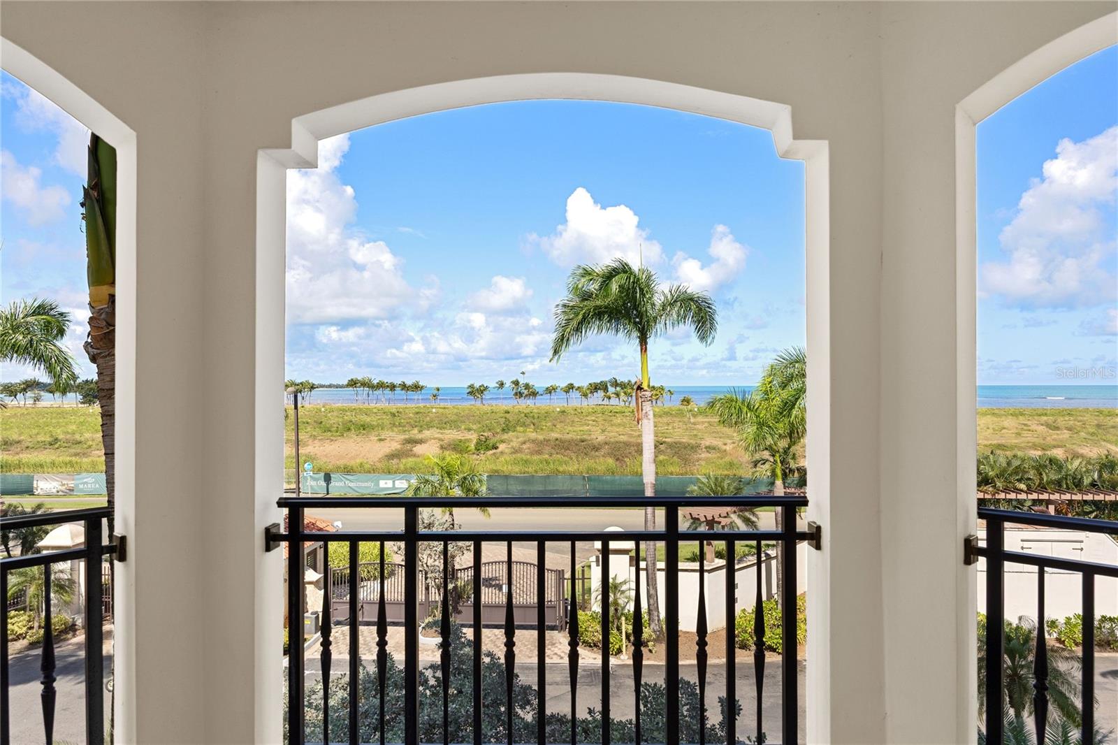 COUNTRY CLUB RESIDENCES - Residential