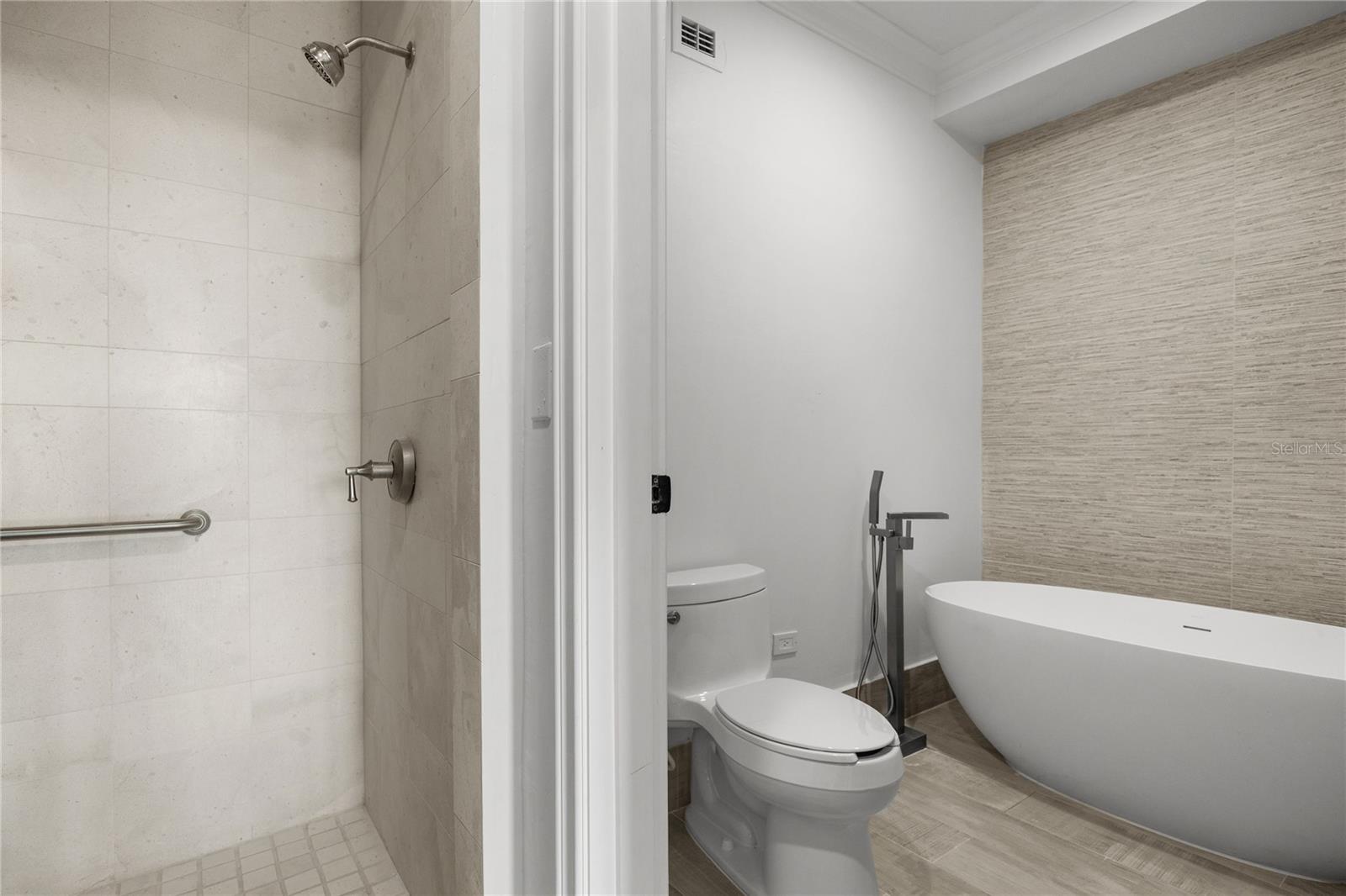 COUNTRY CLUB RESIDENCES - Residential