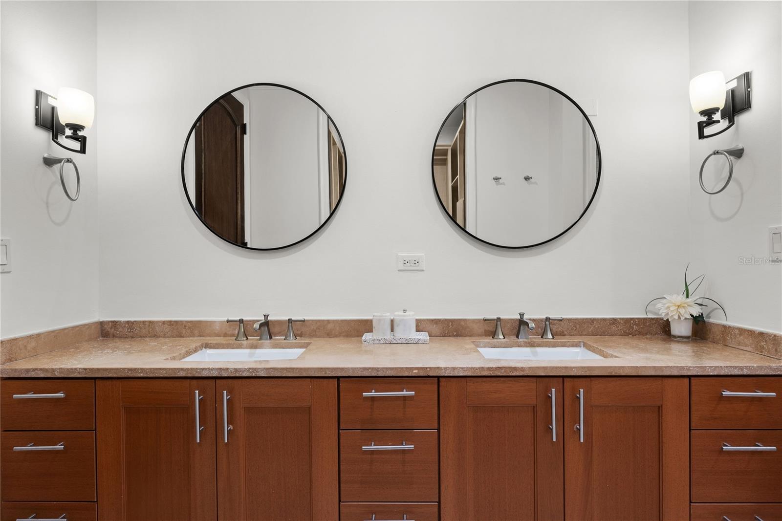COUNTRY CLUB RESIDENCES - Residential