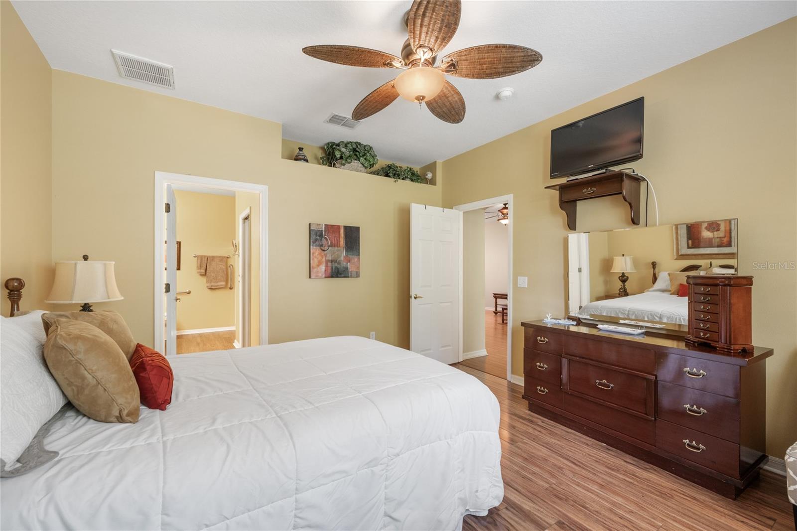GROVES PH 03 CLUB VILLAS - Residential