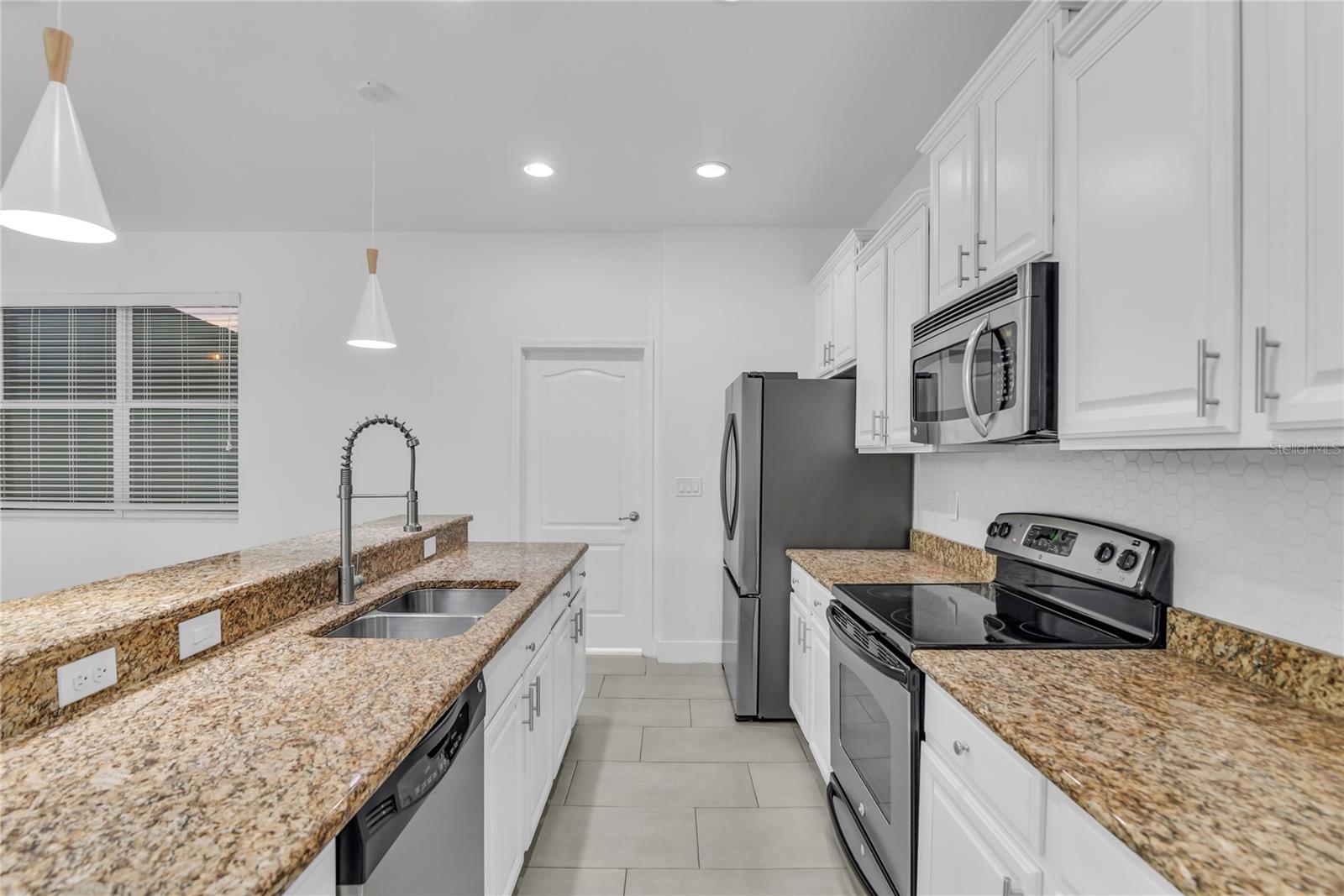 SIGNATURE LAKES PH 02 A B H I J - Residential Lease