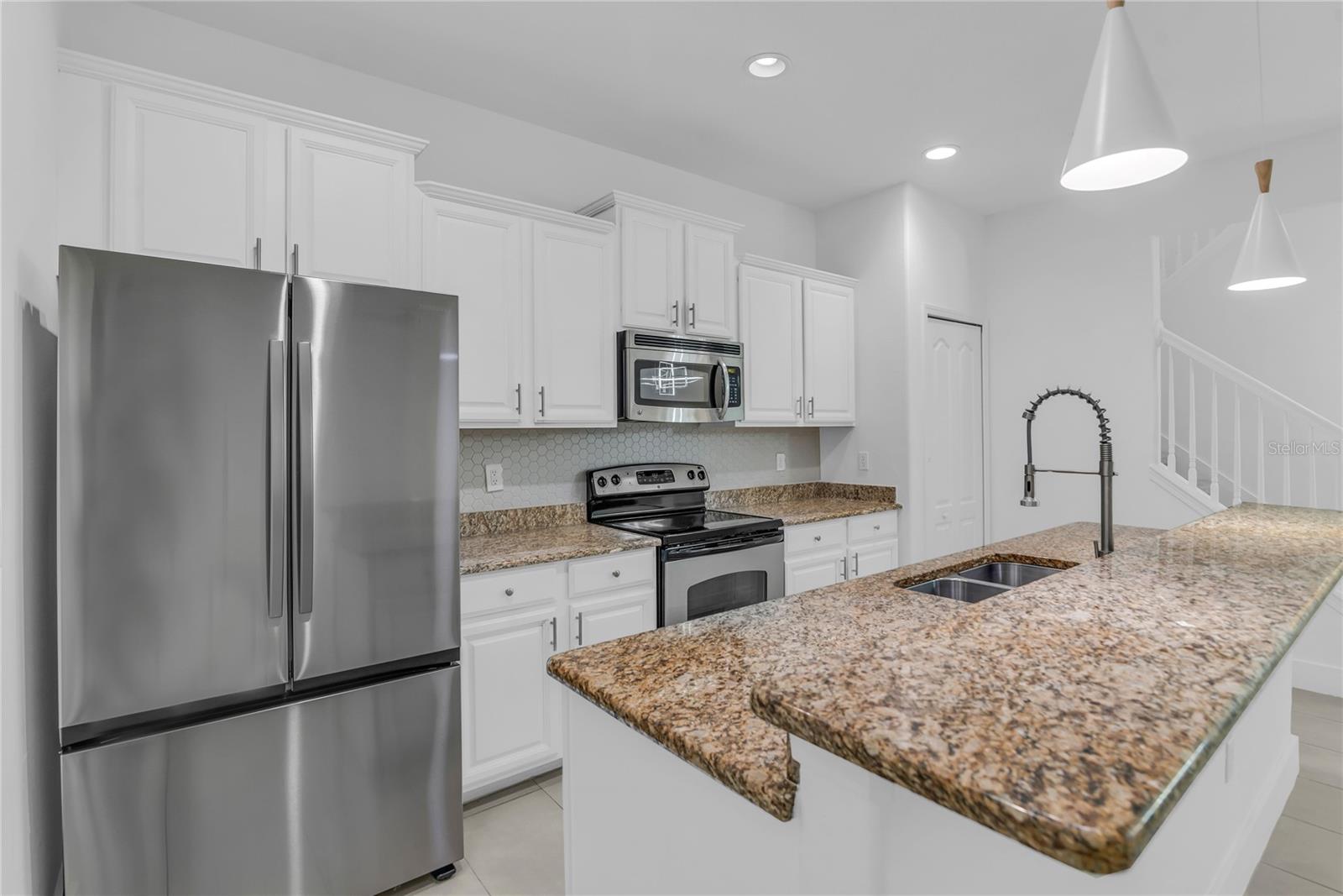 SIGNATURE LAKES PH 02 A B H I J - Residential Lease