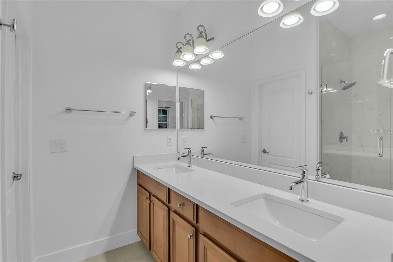 SIGNATURE LAKES PH 02 A B H I J - Residential Lease