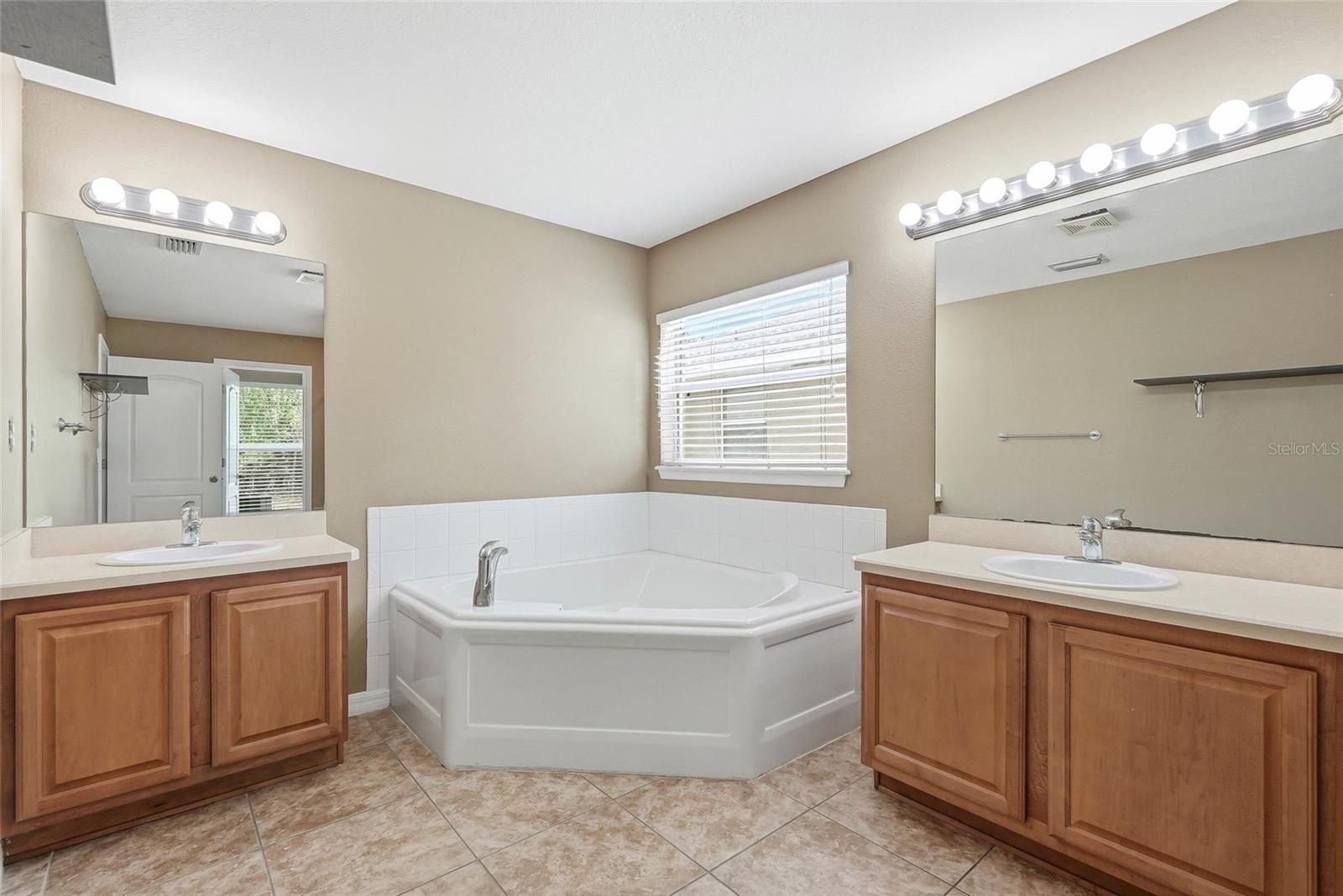 COLONY LAKES - Residential