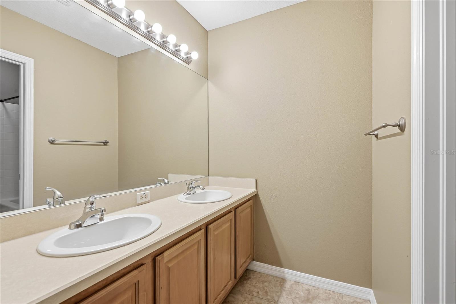 COLONY LAKES - Residential