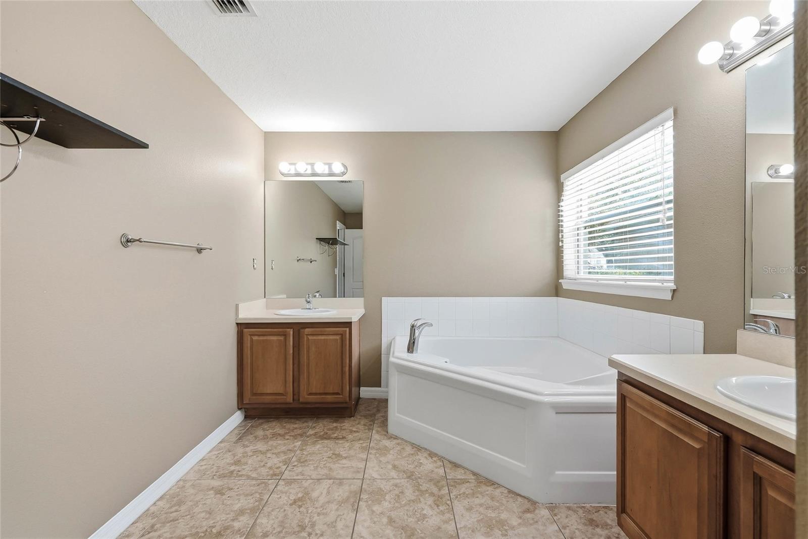 COLONY LAKES - Residential