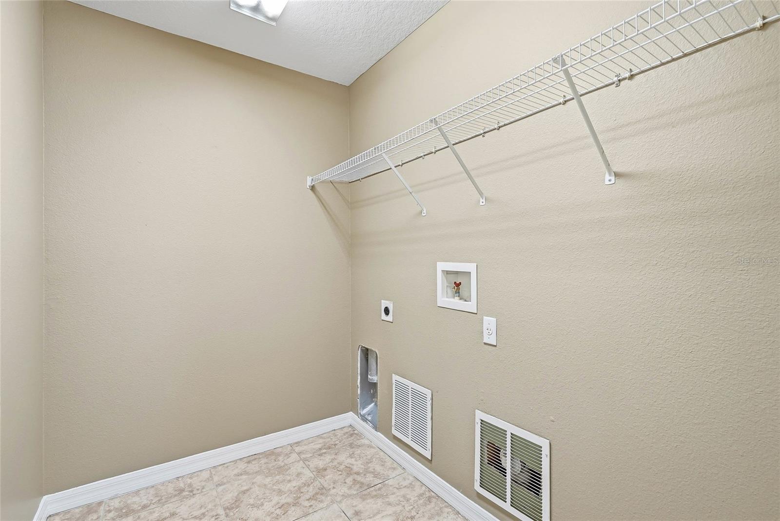 COLONY LAKES - Residential
