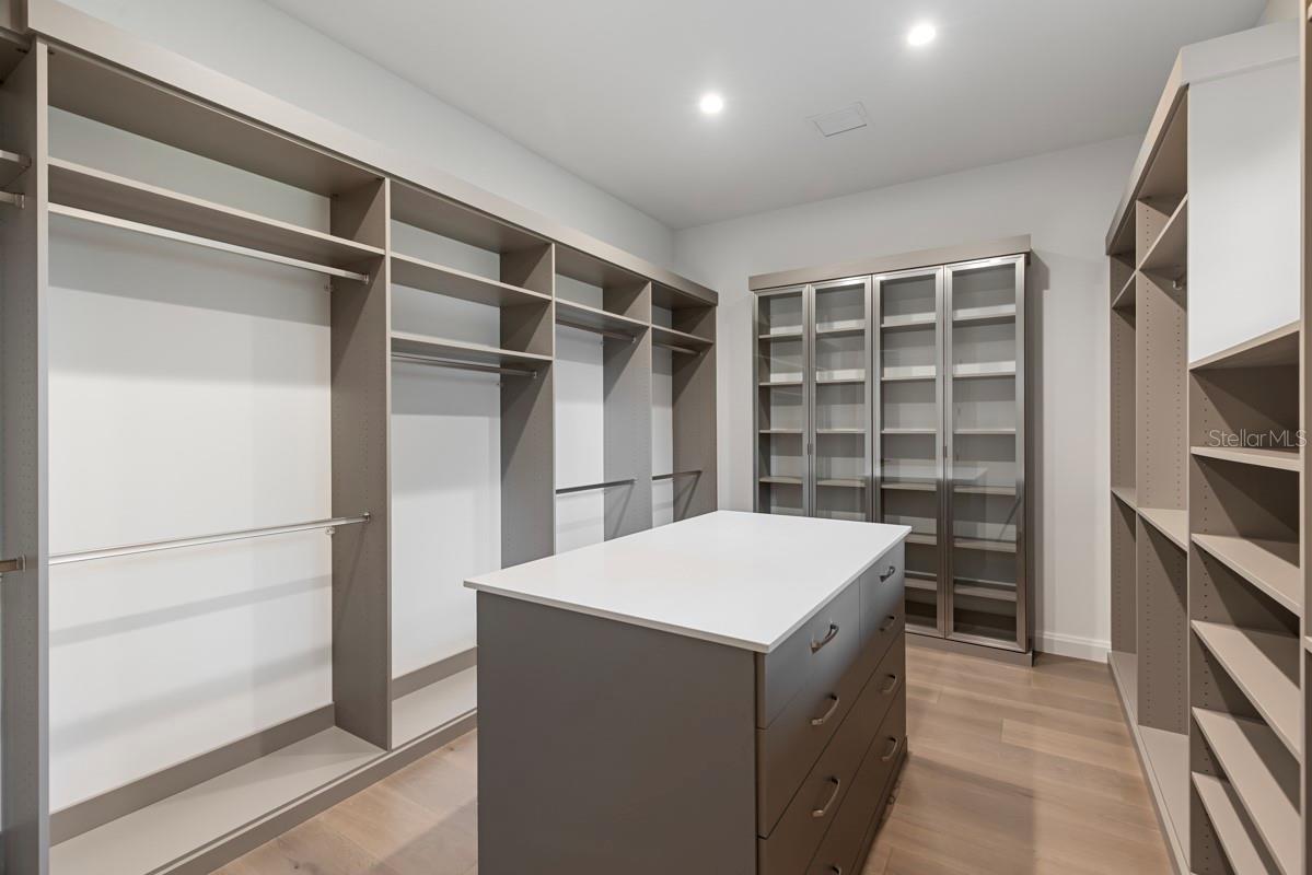 GOLDEN OAK FLORIAN PARK CONDOMINIUM - Residential